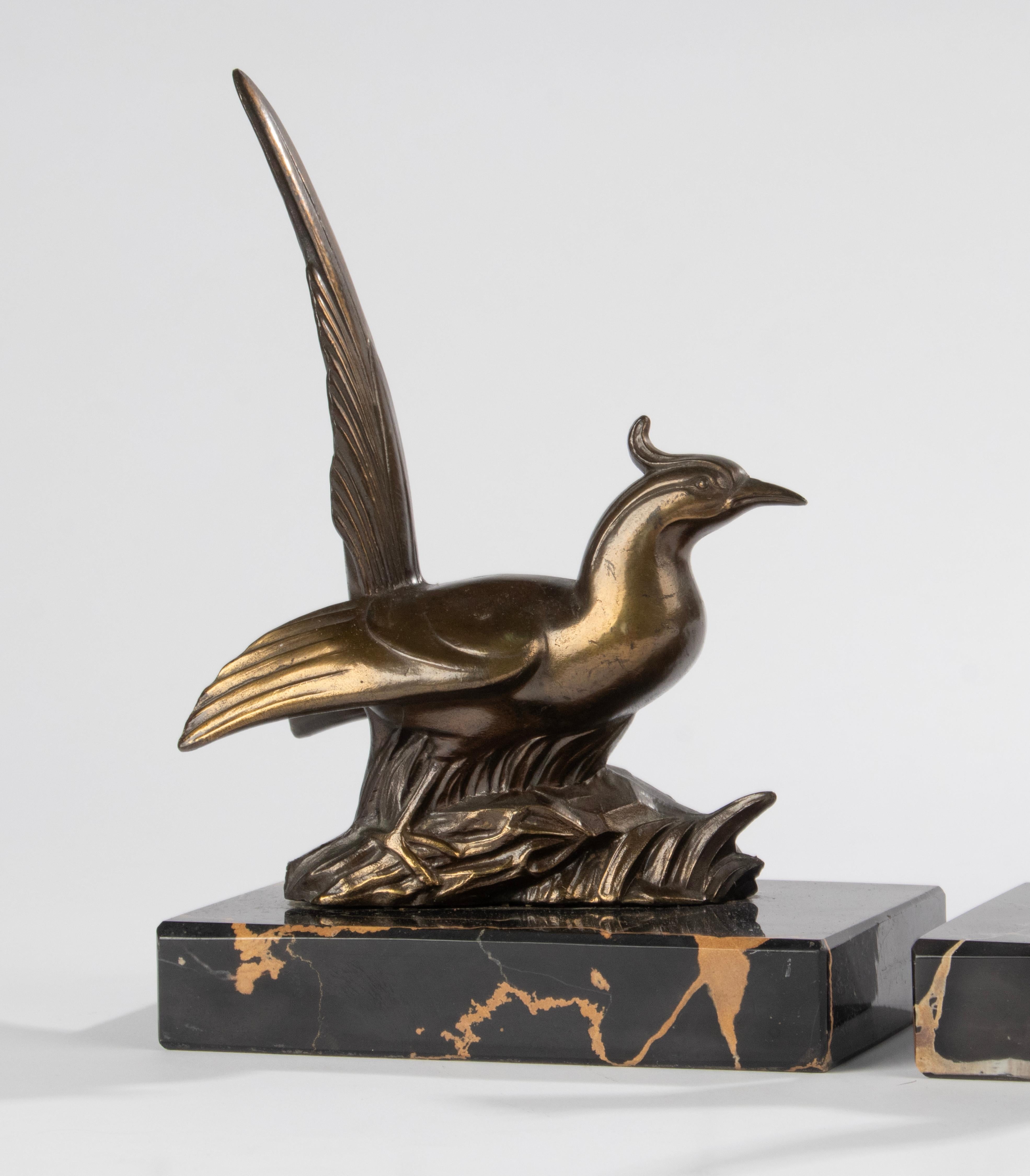 Paar Art-Déco-Buchstützen aus Zinn und Marmor – Vögel (Französisch) im Angebot