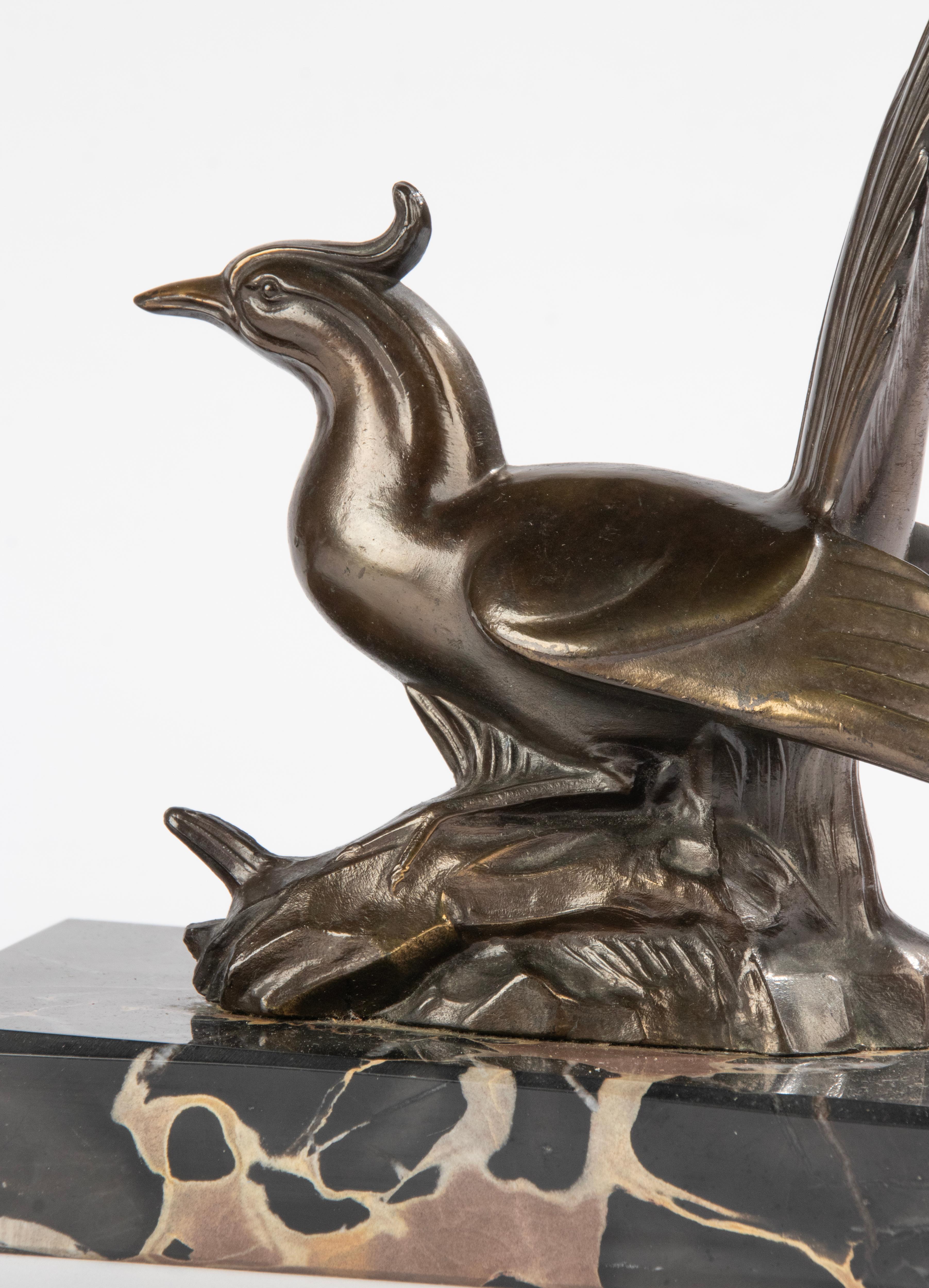 Paar Art-Déco-Buchstützen aus Zinn und Marmor – Vögel (Frühes 20. Jahrhundert) im Angebot