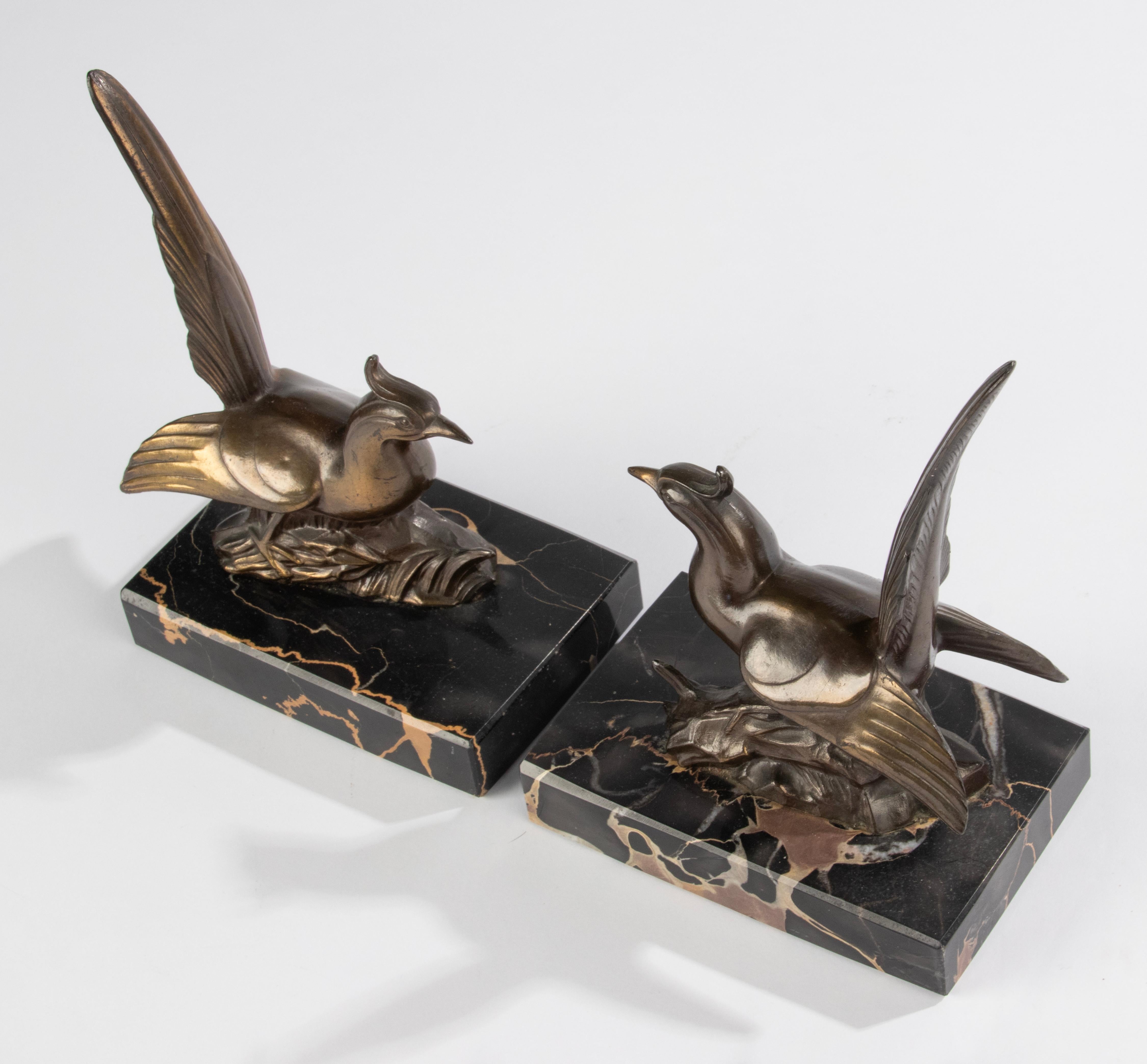 Paar Art-Déco-Buchstützen aus Zinn und Marmor – Vögel (Zink) im Angebot