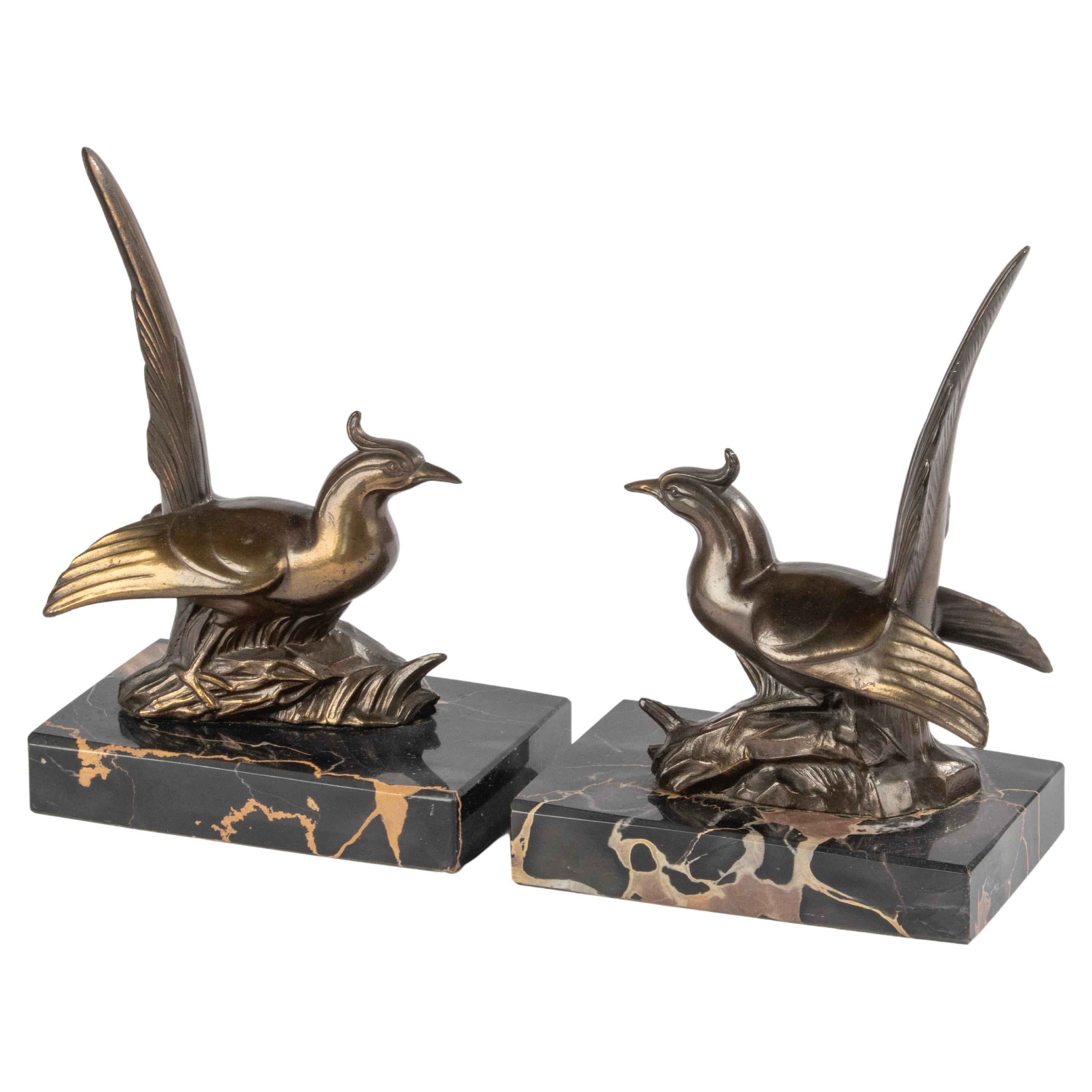 Paar Art-Déco-Buchstützen aus Zinn und Marmor – Vögel
