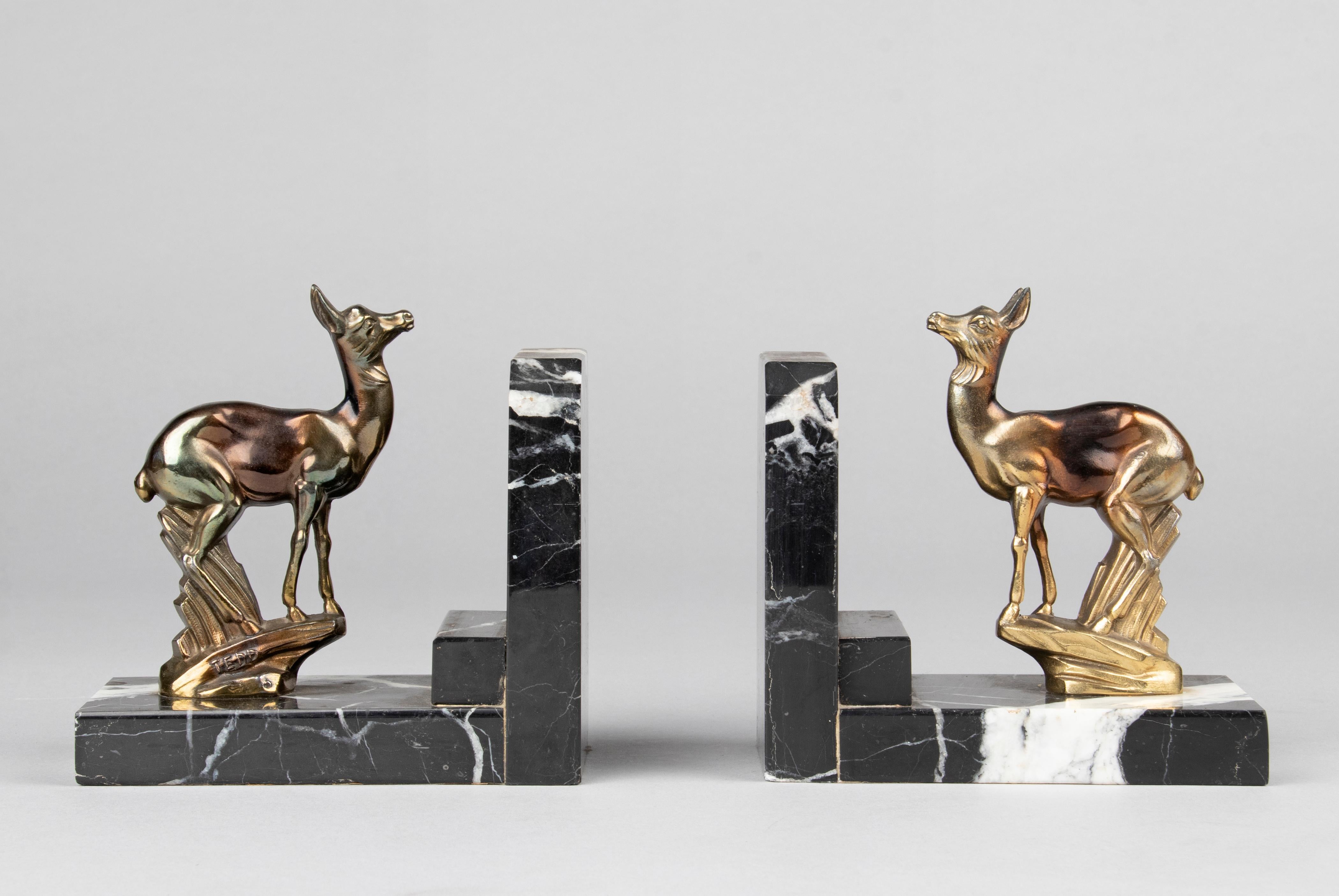 Une belle paire de serre-livres. La base est en marbre, avec des statues de cerfs au sommet. Ils sont faits de spelter, patiné dans une couleur bronze. Les figurines sont marquées 