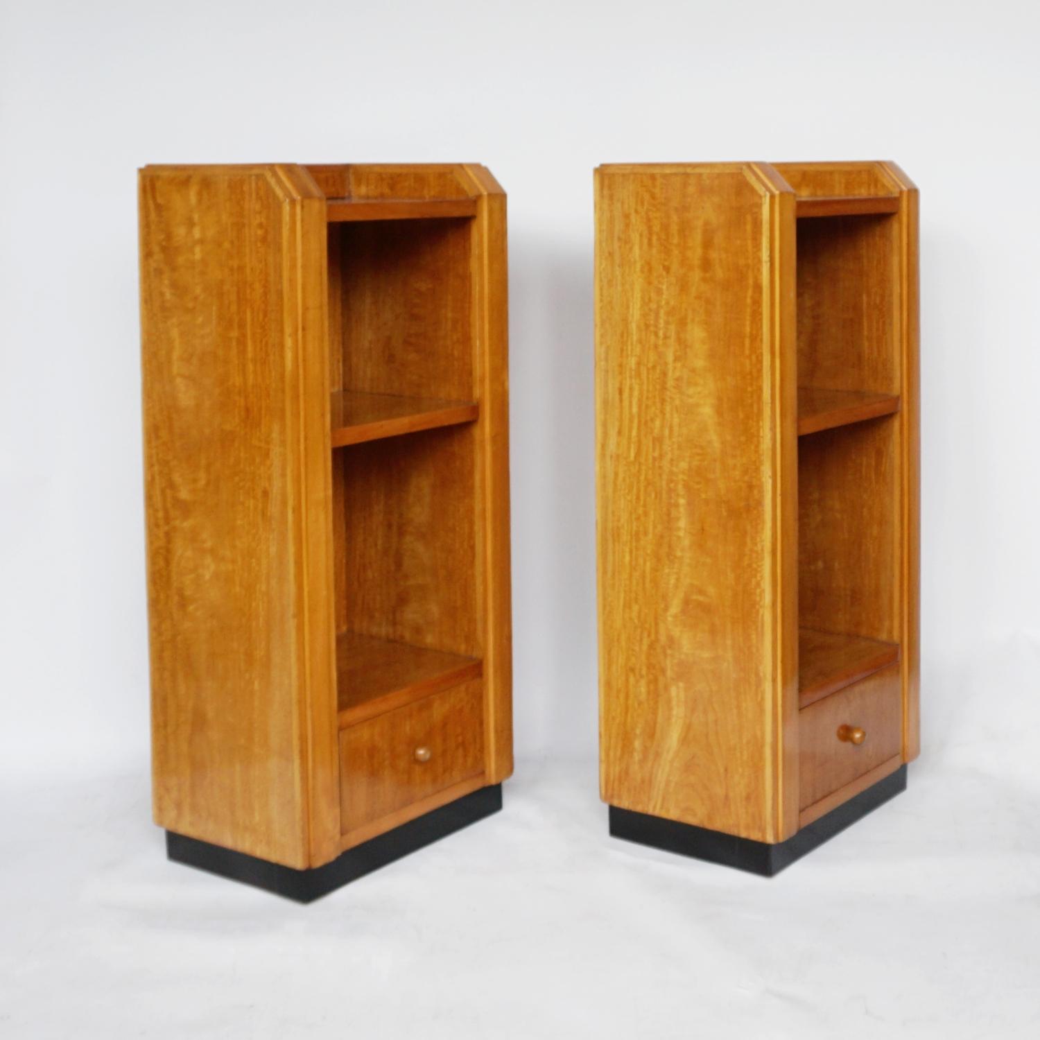 A pair of Art Deco bookcases. Satinbirch veneered with ebonised banding to base. Two upper shelves with singular lower drawer. 

Dimensions: H 93.5cm W 41.5cm D 29cm 

Origin: English

Date: Circa 1930

Item Number: 408212

All of our
