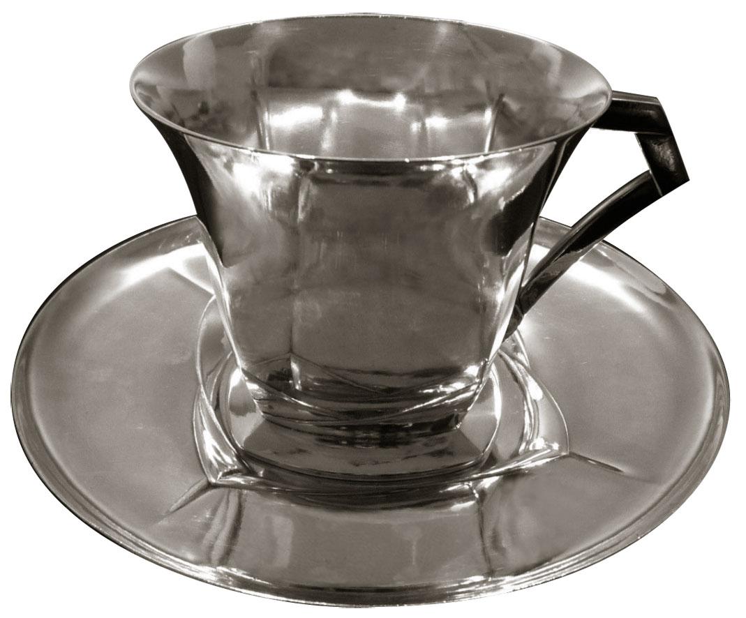 Pair of Art Deco Breakfast cups are also considered hot chocolate cups. Sold with their saucers. Made by Louis Süe (1875-1968) & André Mare (1887-1932) for Gallia - Christofle. Silverplated with plant motifs in low-relief.
Stamped underneath