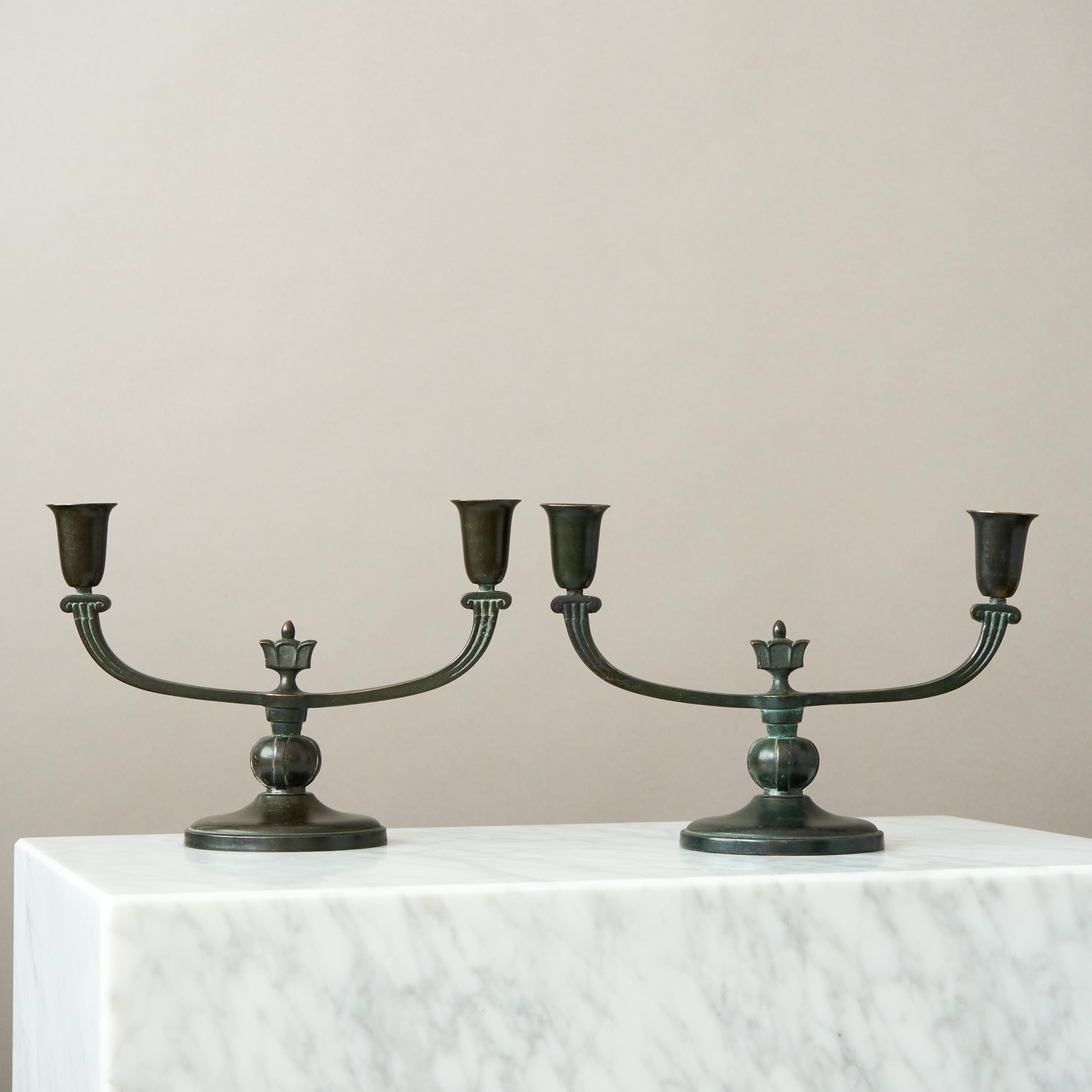 Una coppia di candelabri in bronzo Art Deco / Swedish Grace con una patina sorprendente. 
Realizzato da Nordiska Juvelaktiebolaget, Svezia, anni '30.  

Buone condizioni, alcuni leggeri graffi e usura della patina.
Timbro 