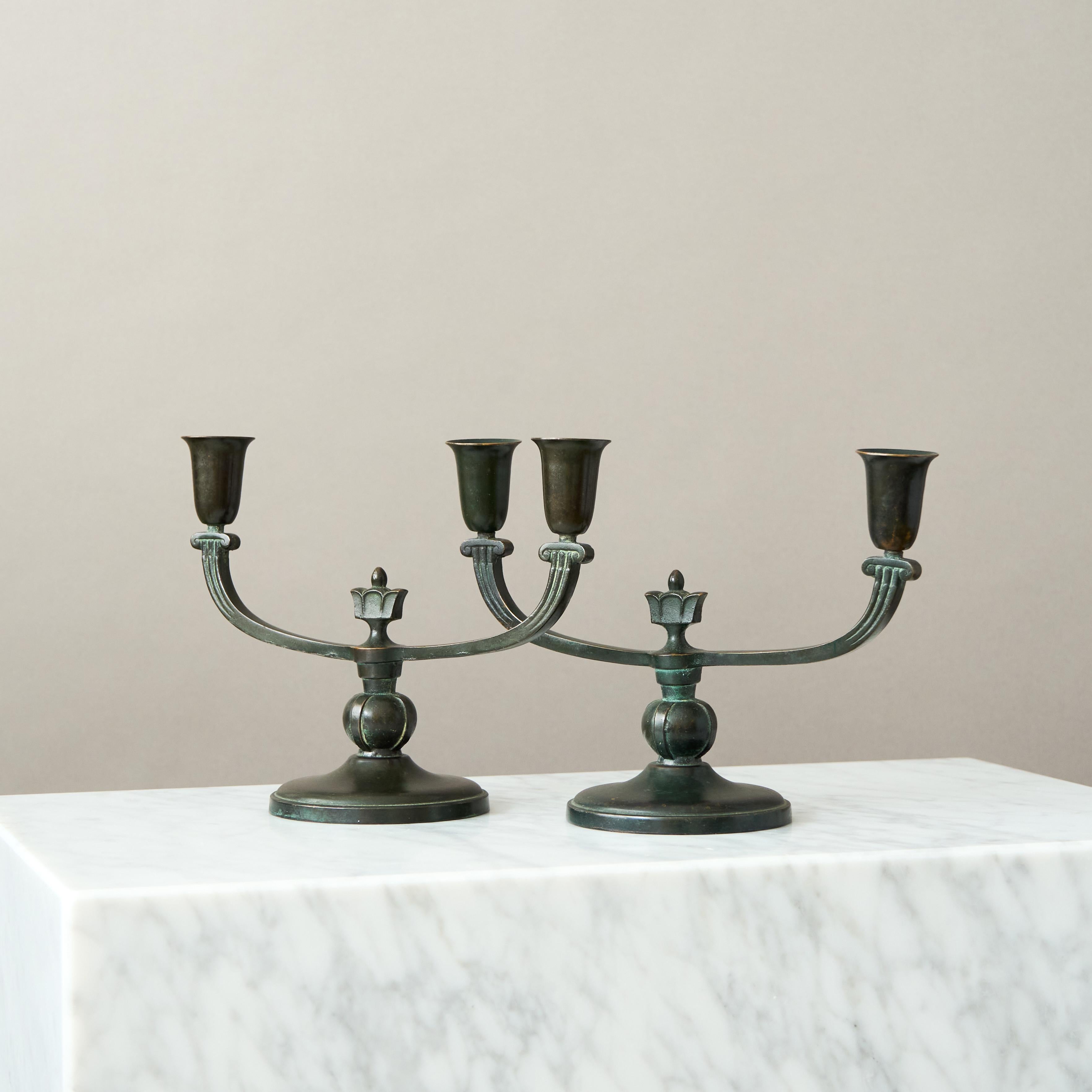Svedese Coppia di candelabri in bronzo Art Déco di Nordiska Juvelaktiebolaget Svezia anni '30 in vendita