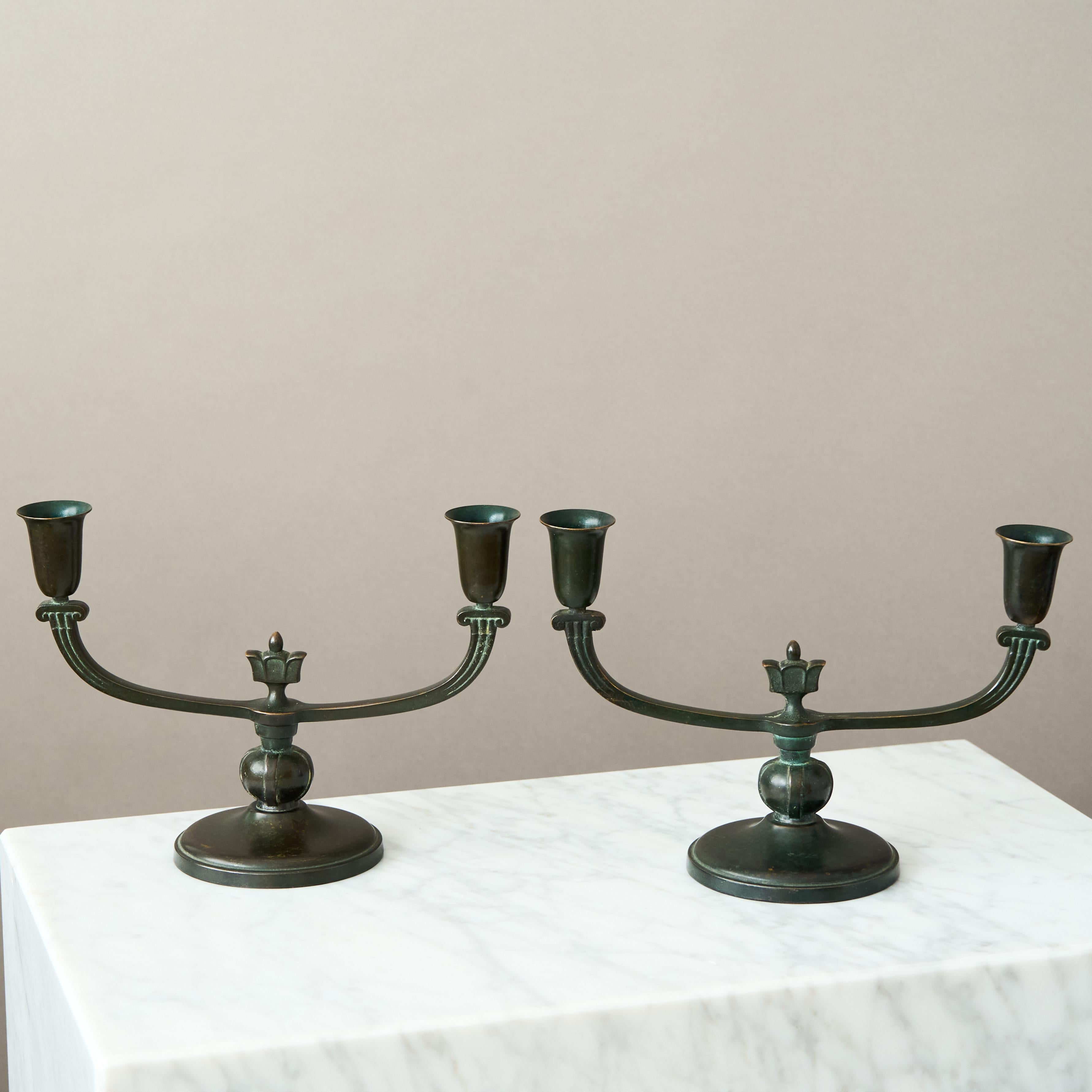 Calco Coppia di candelabri in bronzo Art Déco di Nordiska Juvelaktiebolaget Svezia anni '30 in vendita
