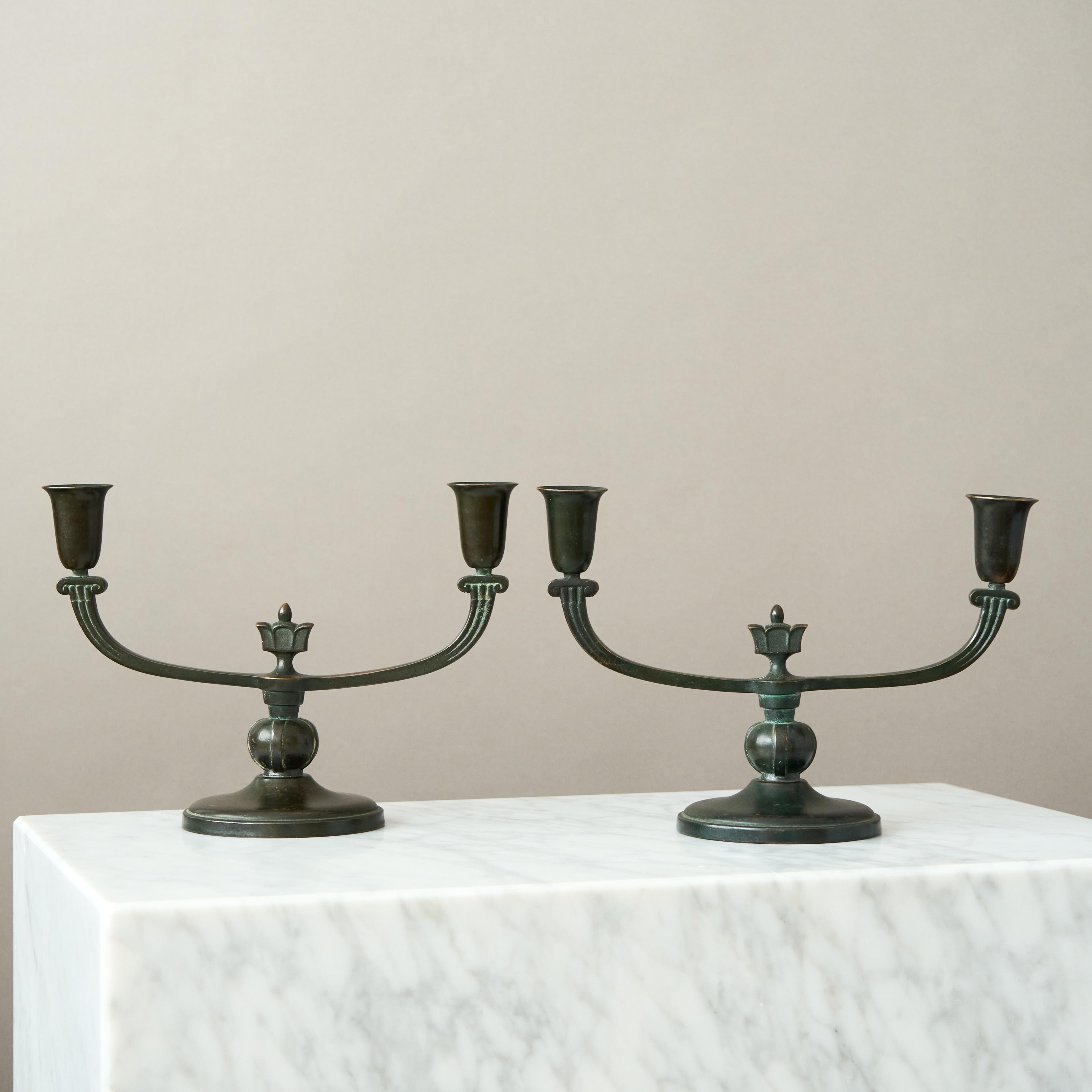 Coppia di candelabri in bronzo Art Déco di Nordiska Juvelaktiebolaget Svezia anni '30 In condizioni buone in vendita a Malmö, SE