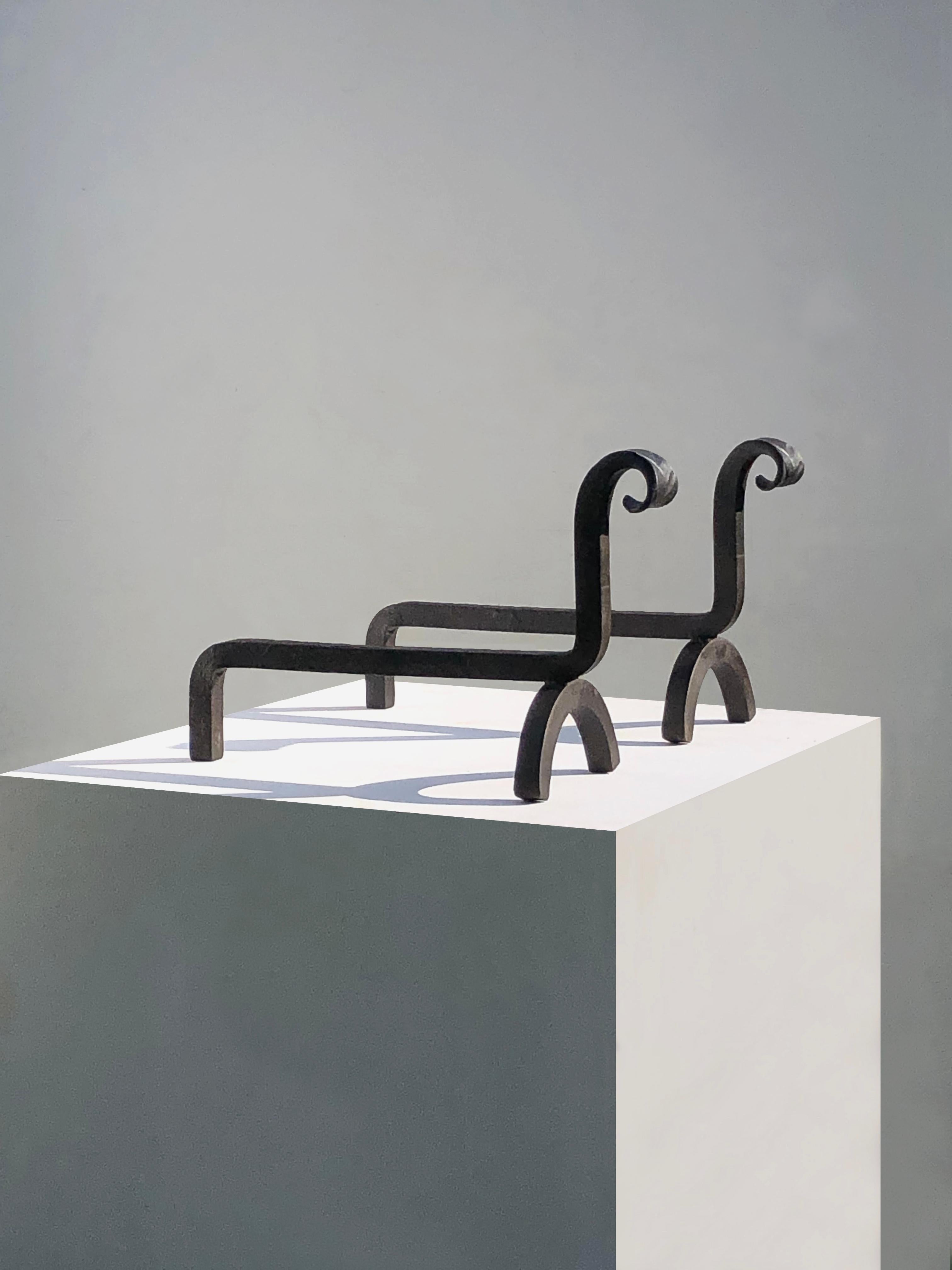 Ein Paar schöne und sinnliche ART-DECO BRUTALIST SHABBY-CHIC Andirons, dünn und klein, aber massiv, quadratische schmiedeeiserne Strukturen, die sich in eingerollte Köpfe verwandeln, die an eine Pflanze oder eine Kobra-Skulptur erinnern,