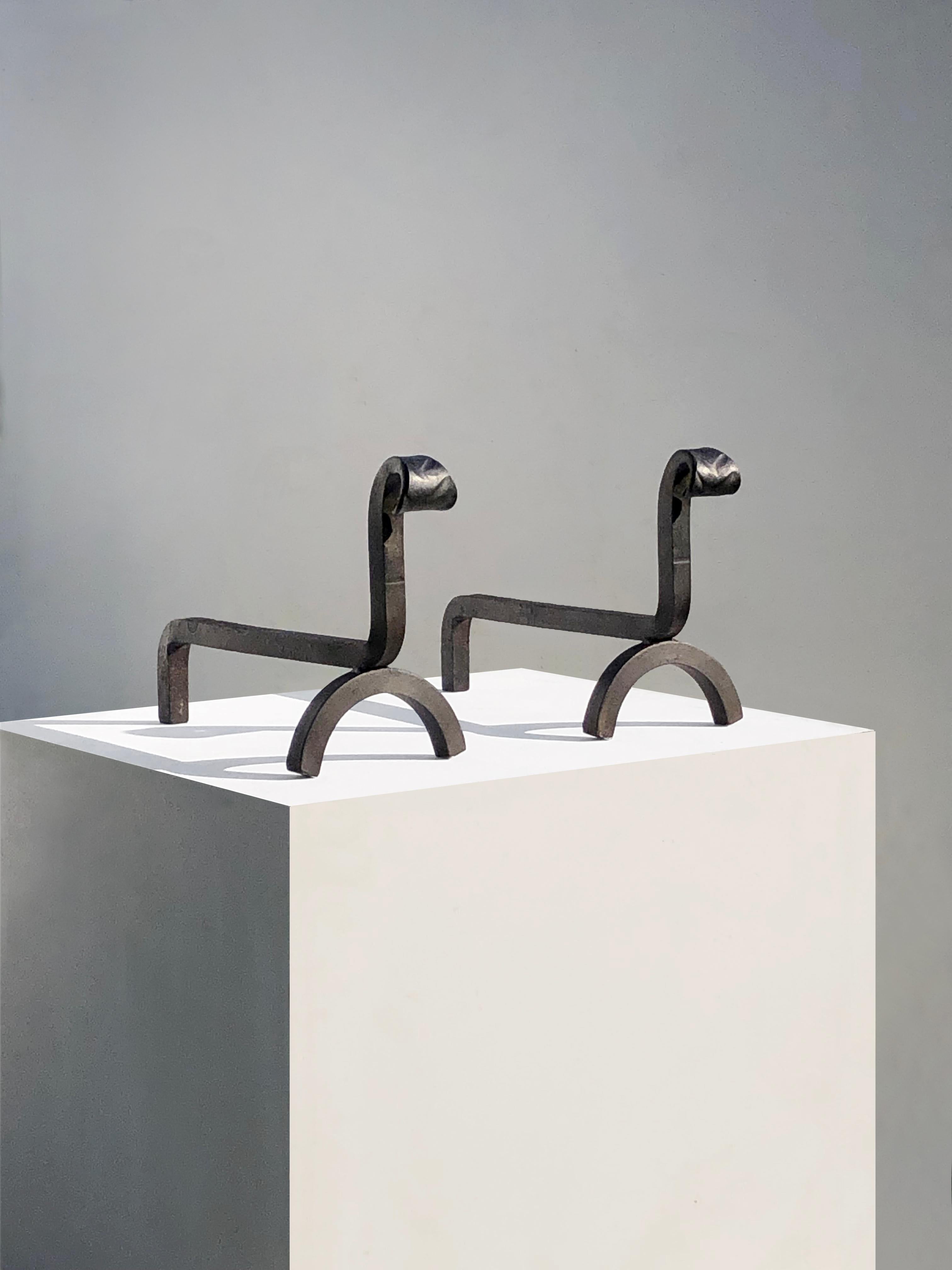 Ein Paar schmiedeeiserne ANDIRONS von ART-DECO BRUTALIST SHABBY-CHIC, Frankreich 1960 (Französisch) im Angebot