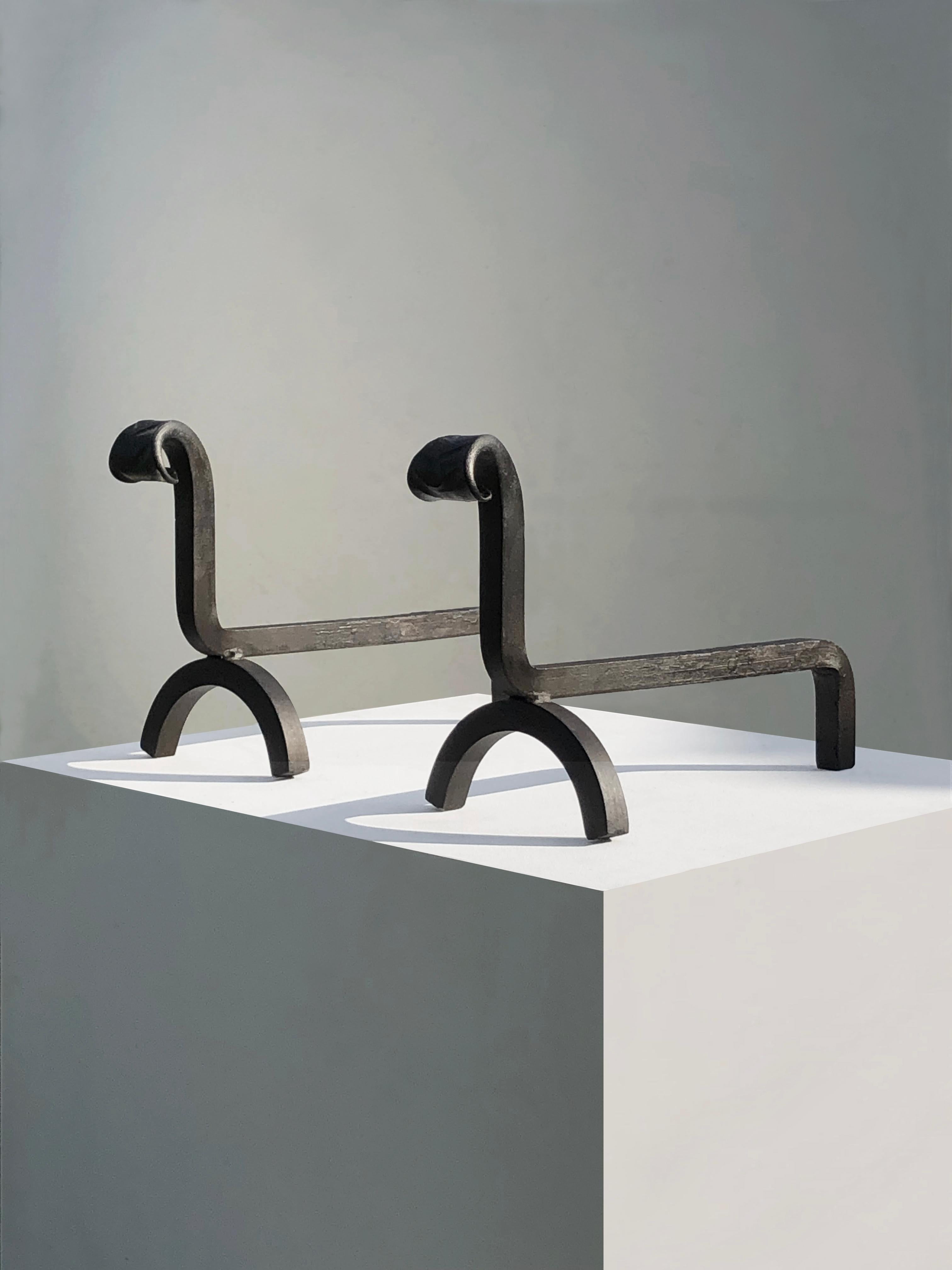 Ein Paar schmiedeeiserne ANDIRONS von ART-DECO BRUTALIST SHABBY-CHIC, Frankreich 1960 (Mitte des 20. Jahrhunderts) im Angebot