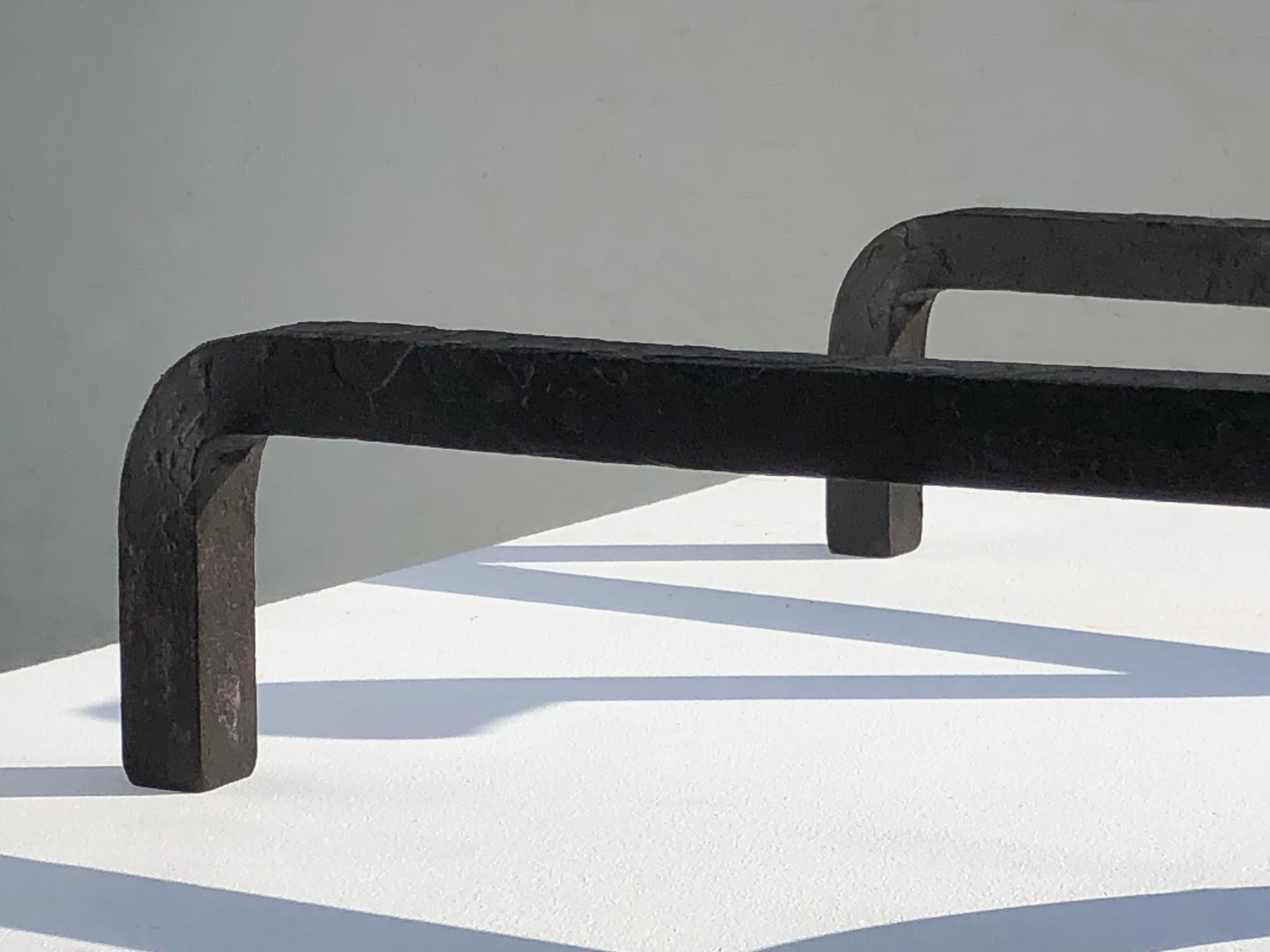 Ein Paar schmiedeeiserne ANDIRONS von ART-DECO BRUTALIST SHABBY-CHIC, Frankreich 1960 im Angebot 1