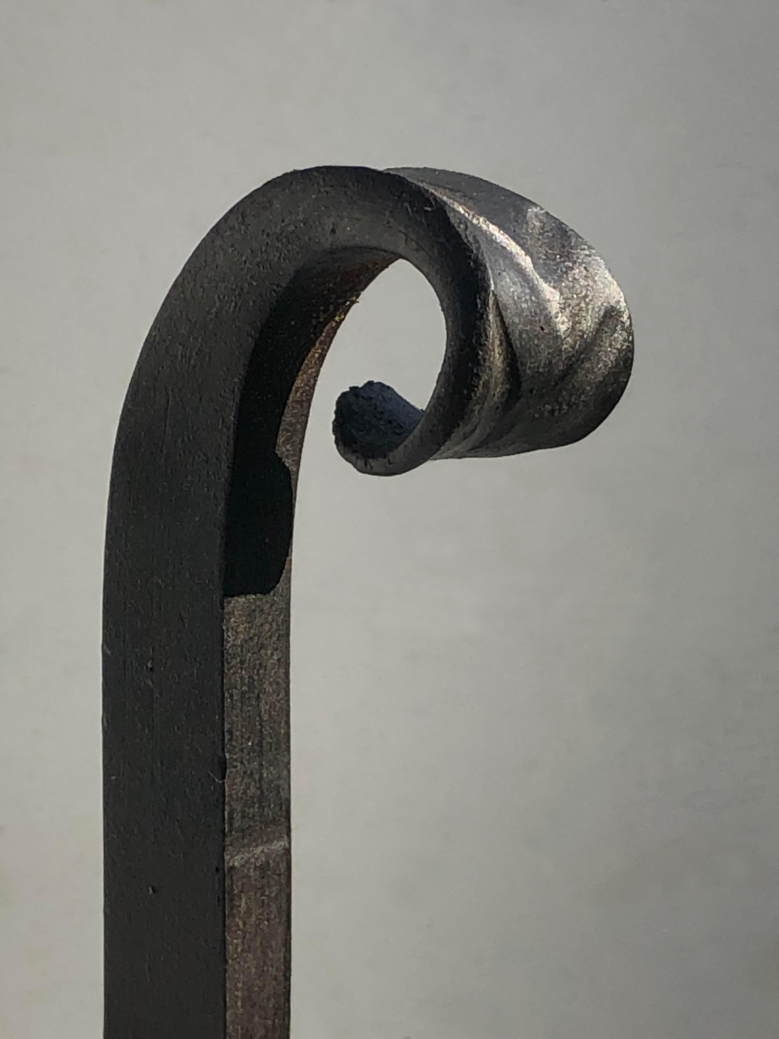 Ein Paar schmiedeeiserne ANDIRONS von ART-DECO BRUTALIST SHABBY-CHIC, Frankreich 1960 im Angebot 2