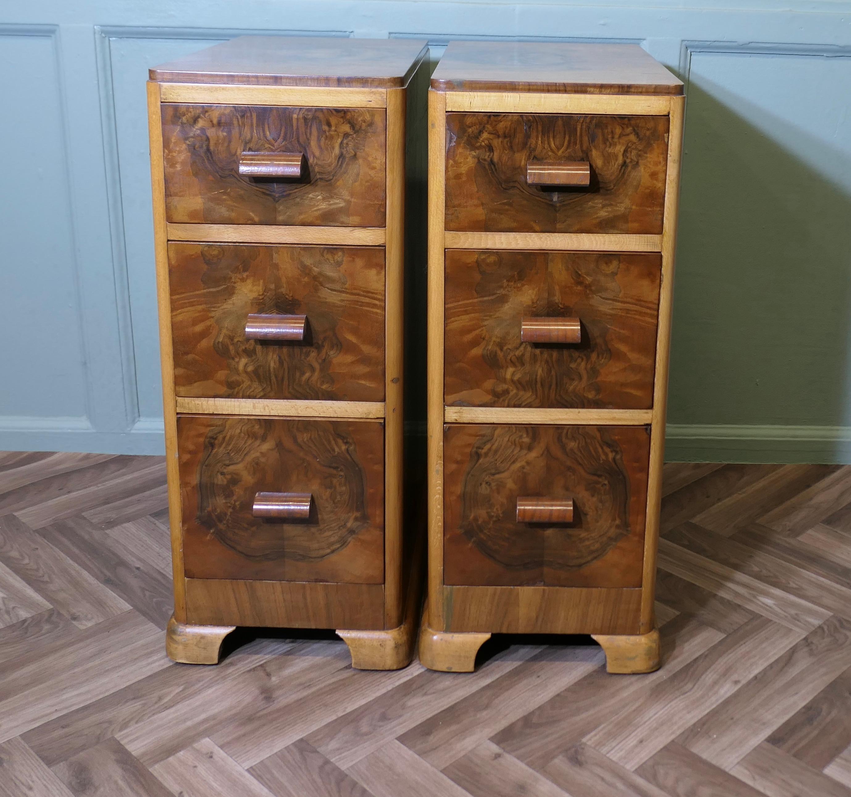 Ein Paar Nachttischkommoden aus Wurzelnussholz im Art-Deco-Stil

Diese eleganten Kommoden sind aus wunderschön gemasertem Nussbaumholz gefertigt und haben jeweils 3 Schubladen.  
Die Schubladen laufen sehr leichtgängig, haben Holzgriffe und stehen