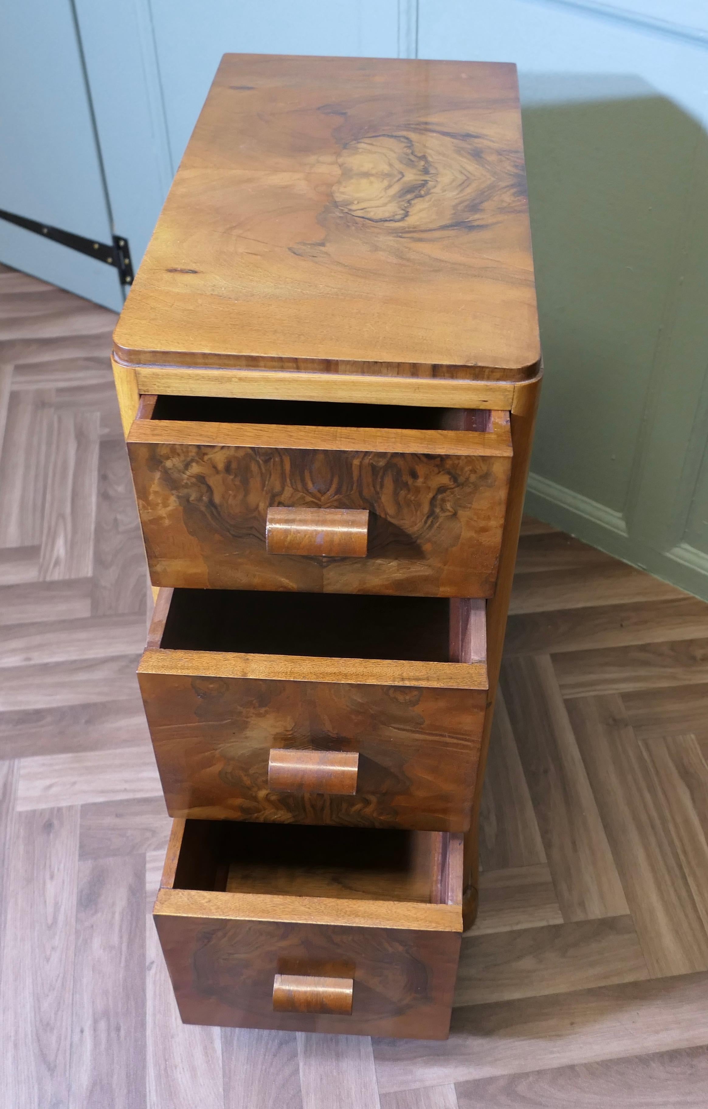Ein Paar Nachttischkommoden aus Wurzelnussholz im Art-Deco-Stil im Angebot 1