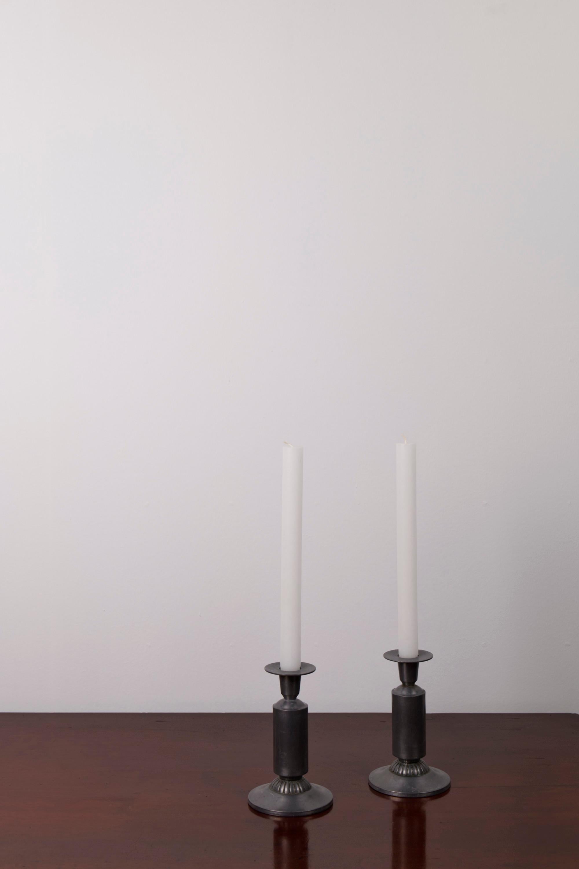Pair of Art Deco Candlesticks by Just Andersen, Model 1424 – Denmark, 1930s

This refined pair of Art Deco candlesticks, model 1424, was designed by renowned Danish designer Just Andersen in the 1930s. Cast in Andersen’s signature Disco Metal—a