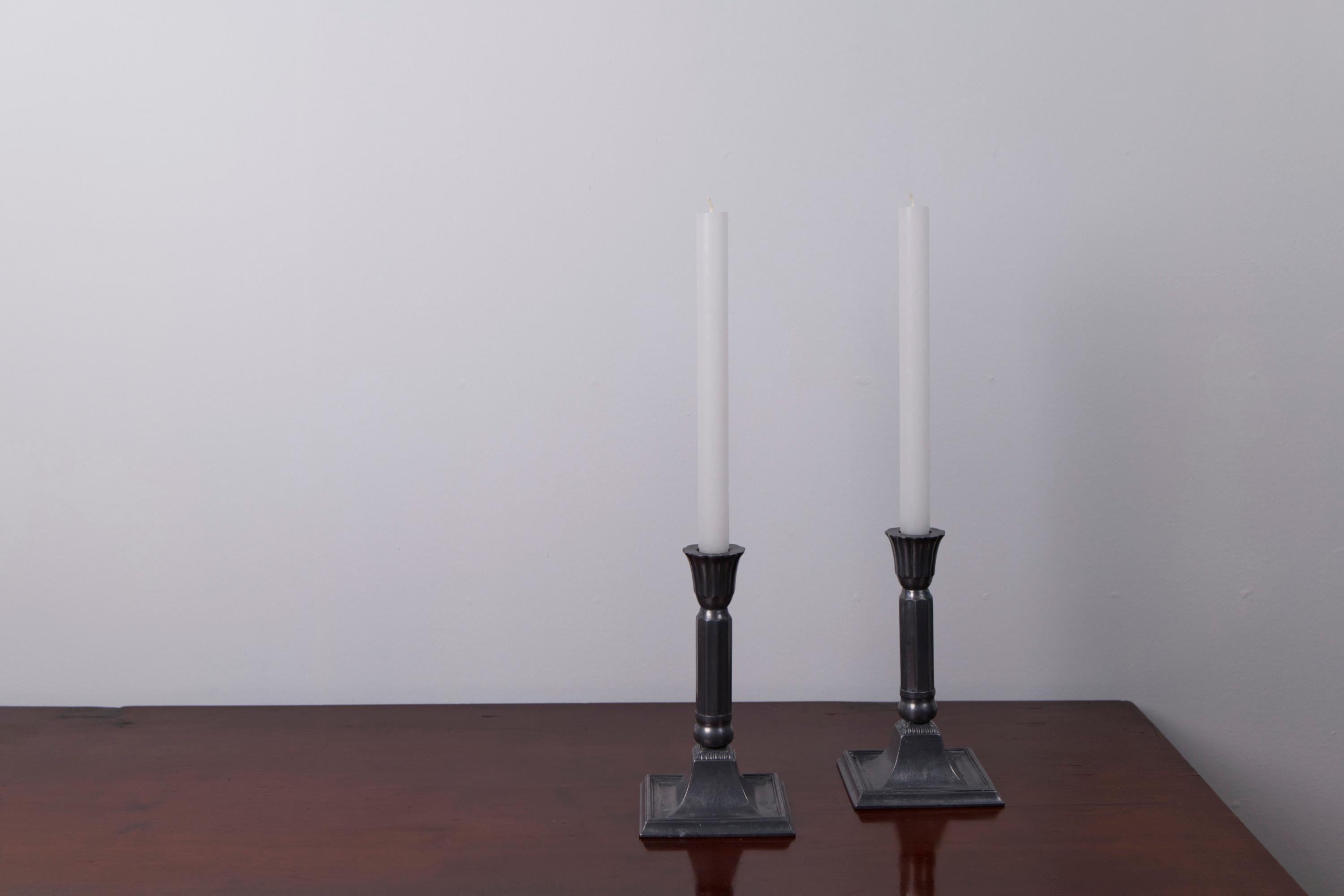 Pair of Art Deco Candlesticks by Just Andersen, Model D54 – Denmark, 1930s

This refined pair of Art Deco candlesticks, model D54, was designed by renowned Danish designer Just Andersen in the 1930s. Cast in Andersen’s signature Disco Metal—a