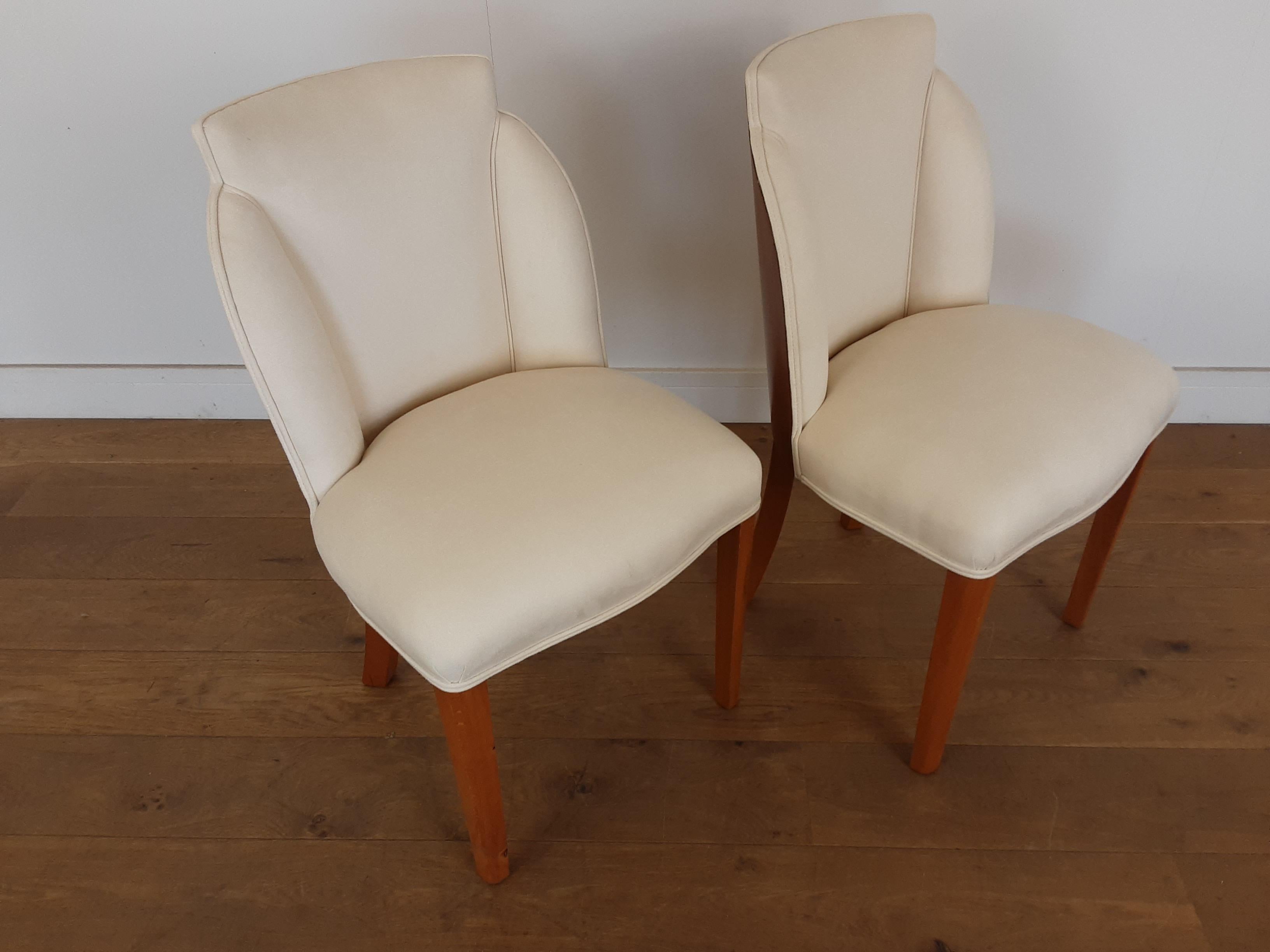 A pair of cloud back chairs in walnut all professionally re polished to an original finish, also professionally re upholstered in an ivory faux suede.
A classic design by Harry and Lou Epstein.
Measures: 85 cm H, 48 cm W, 48 cm D, seat height is