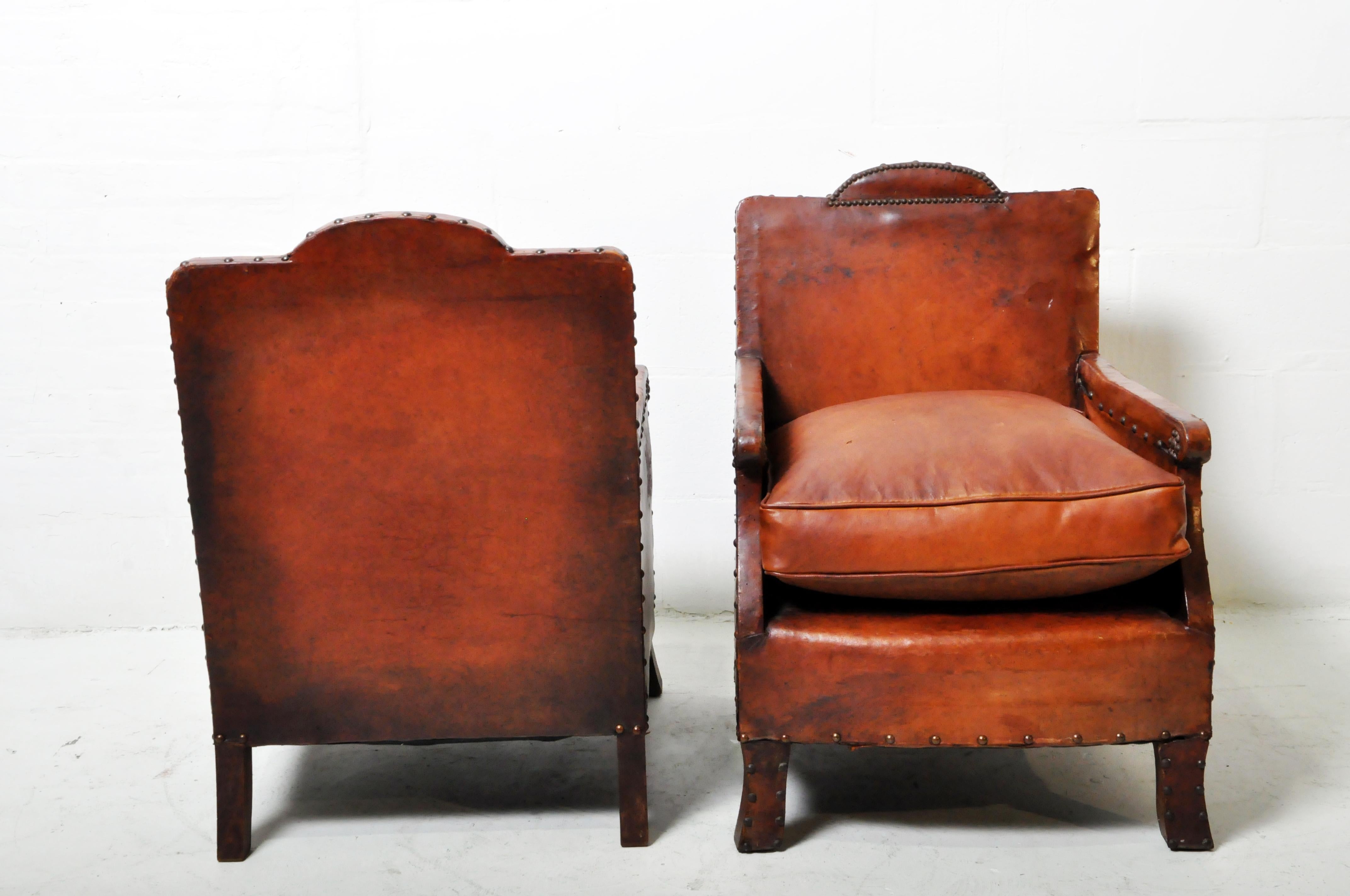 20ième siècle Paire de fauteuils club Art déco avec sièges en cuir neufs en vente