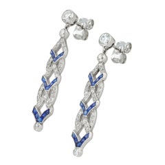 Une paire de boucles d'oreilles Art déco en diamant et saphir synthétique