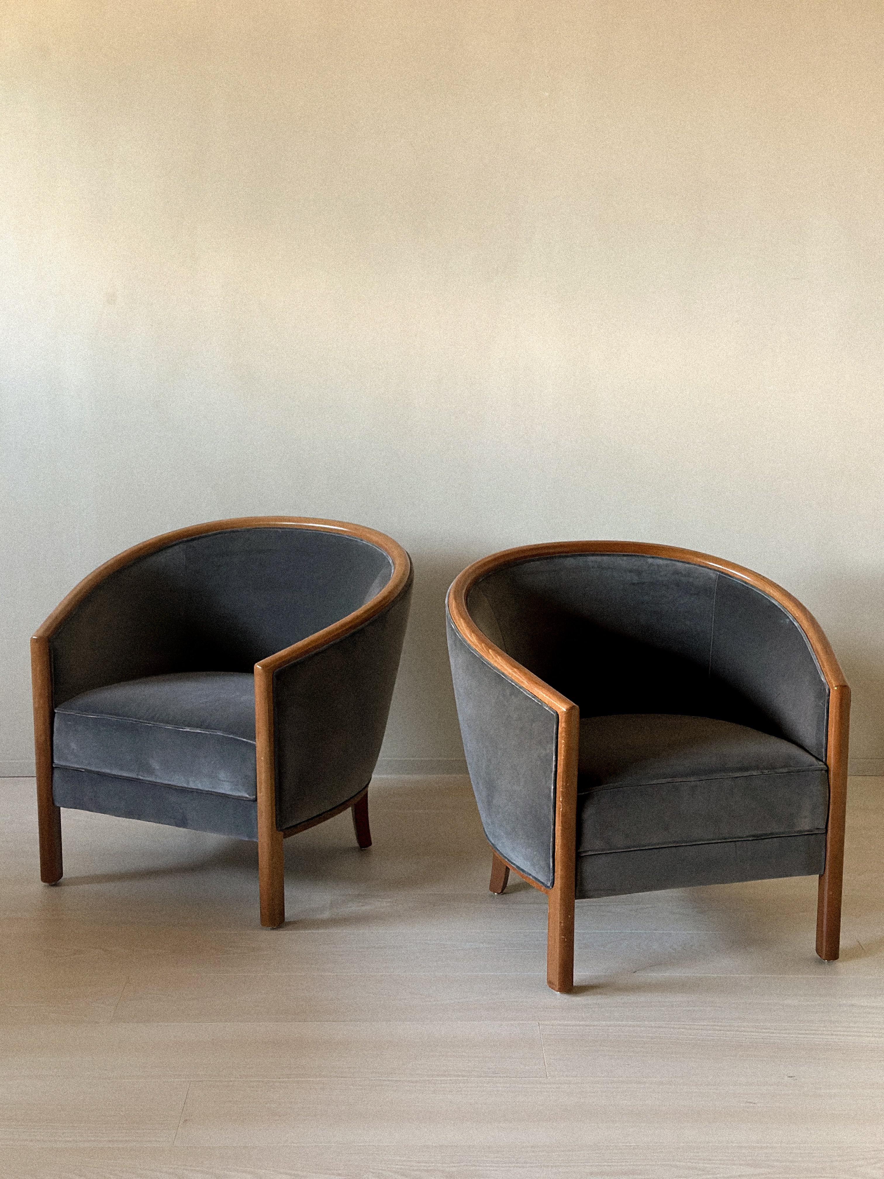 Paire de chaises à œuf Art déco de Norvège, Scandinavie, produites vers les années 1960. Nouvellement rénové dans un tissu velours gris qui change subtilement de ton en fonction de la lumière et de la direction des poils, ajoutant ainsi de la