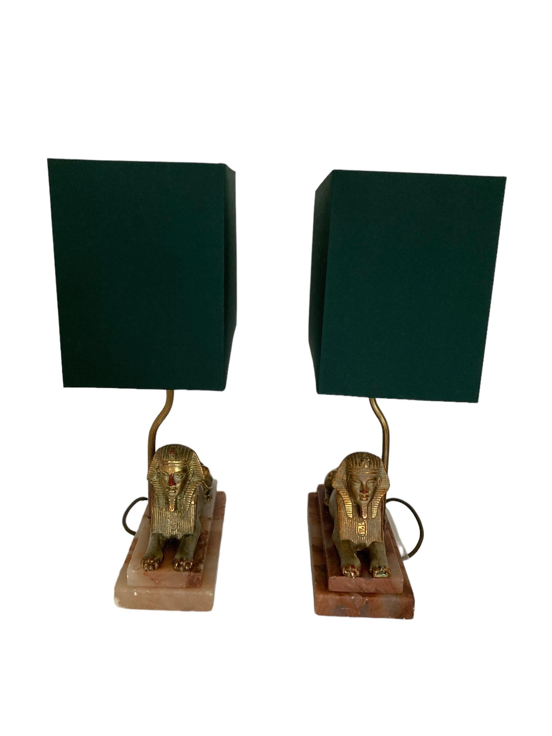 Ein Paar Egytianische Sphinx-Tischlampen im Art déco-Stil auf Marmorsockel mit dunkelgrünen Schirmen (Französisch) im Angebot