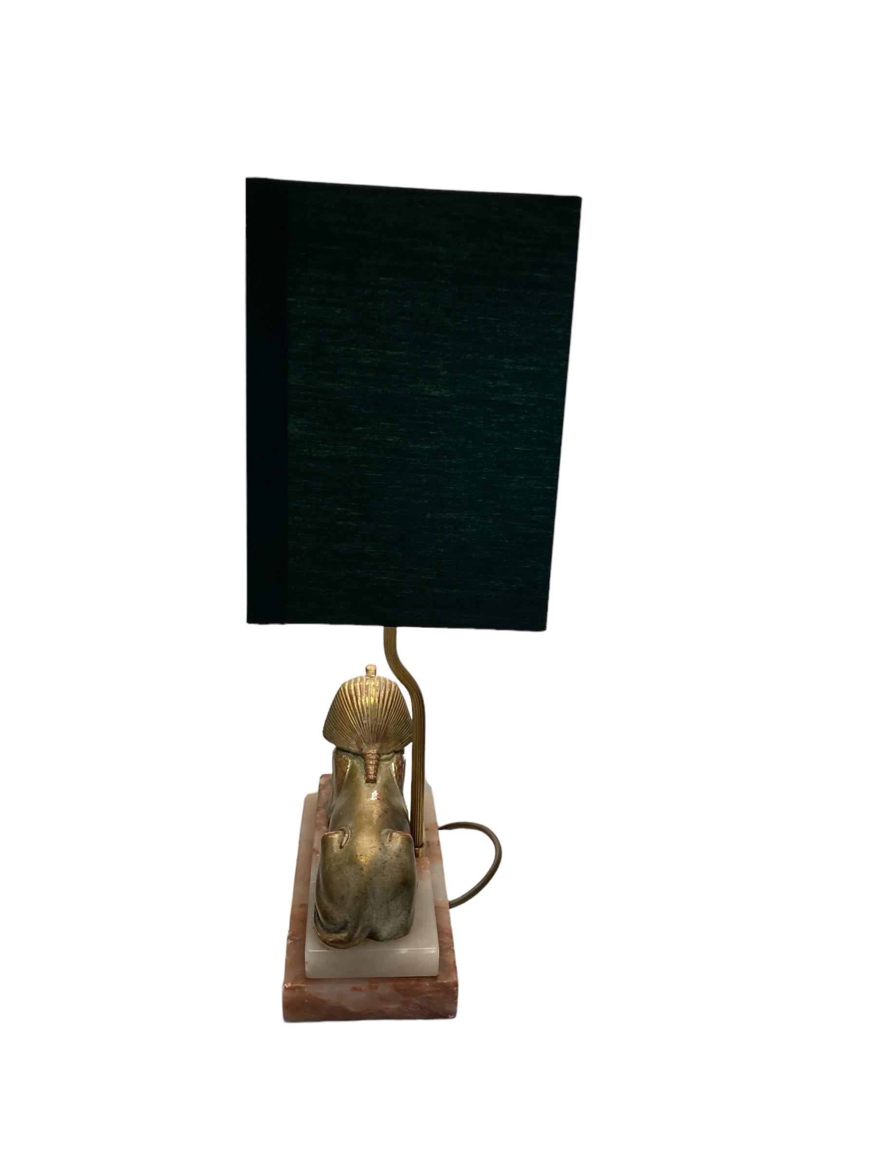 Ein Paar Egytianische Sphinx-Tischlampen im Art déco-Stil auf Marmorsockel mit dunkelgrünen Schirmen im Angebot 1