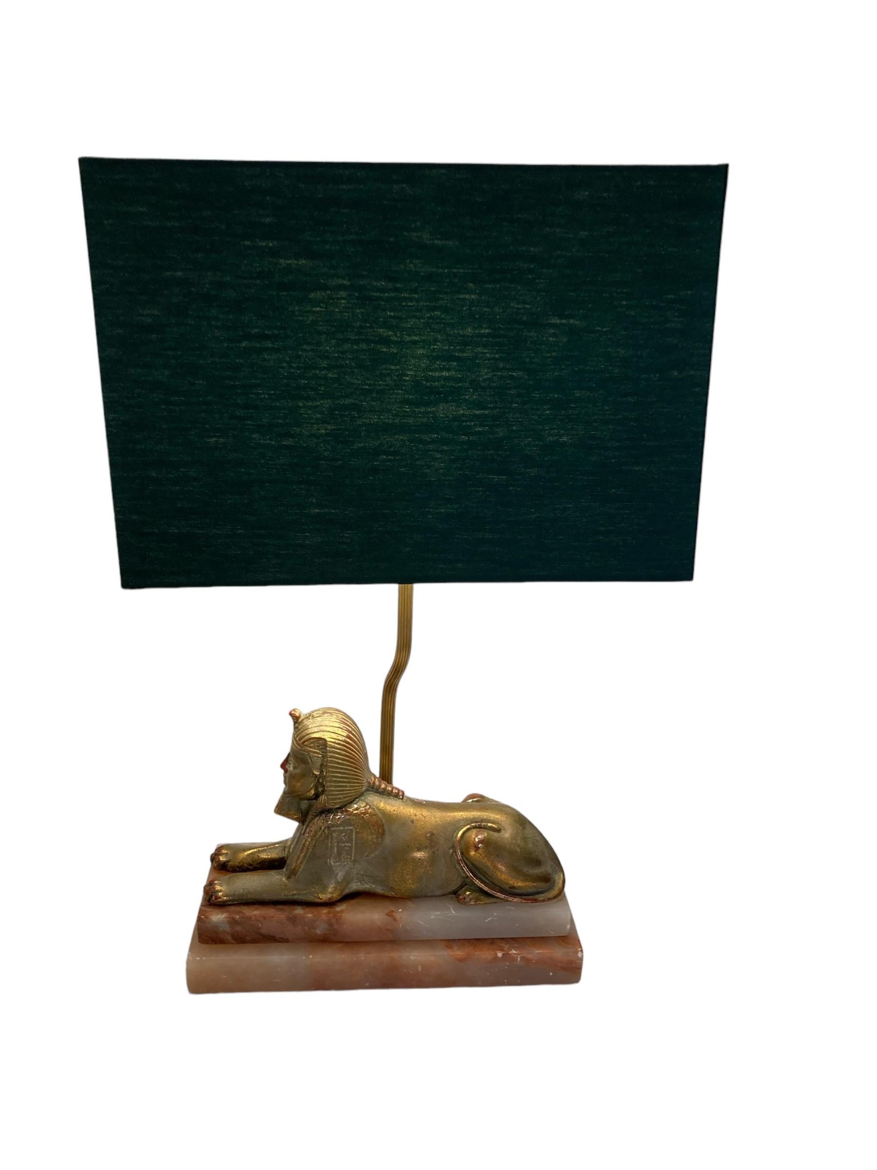 Ein Paar Egytianische Sphinx-Tischlampen im Art déco-Stil auf Marmorsockel mit dunkelgrünen Schirmen im Angebot 2