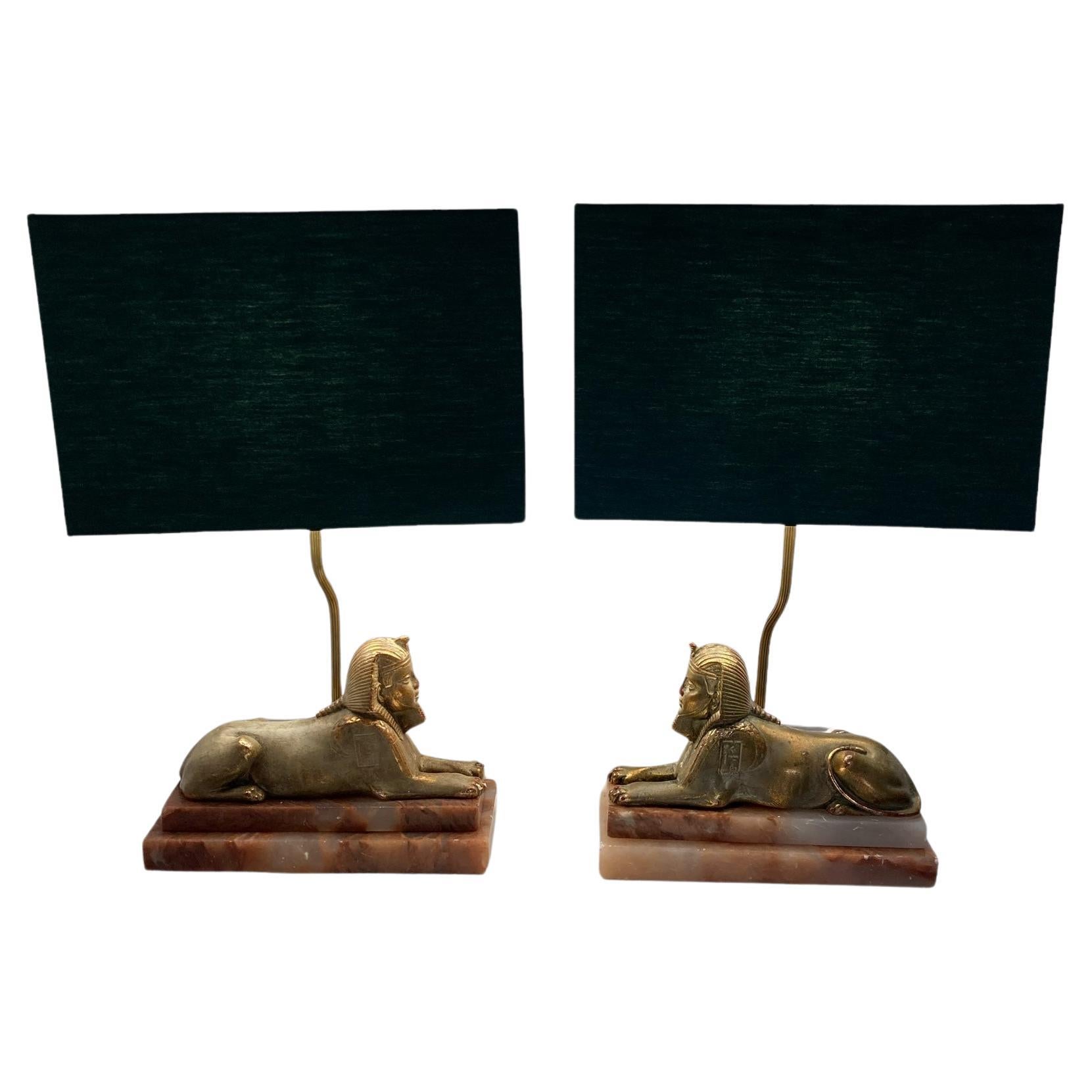 Ein Paar Egytianische Sphinx-Tischlampen im Art déco-Stil auf Marmorsockel mit dunkelgrünen Schirmen im Angebot