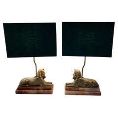 Ein Paar Egytianische Sphinx-Tischlampen im Art déco-Stil auf Marmorsockel mit dunkelgrünen Schirmen
