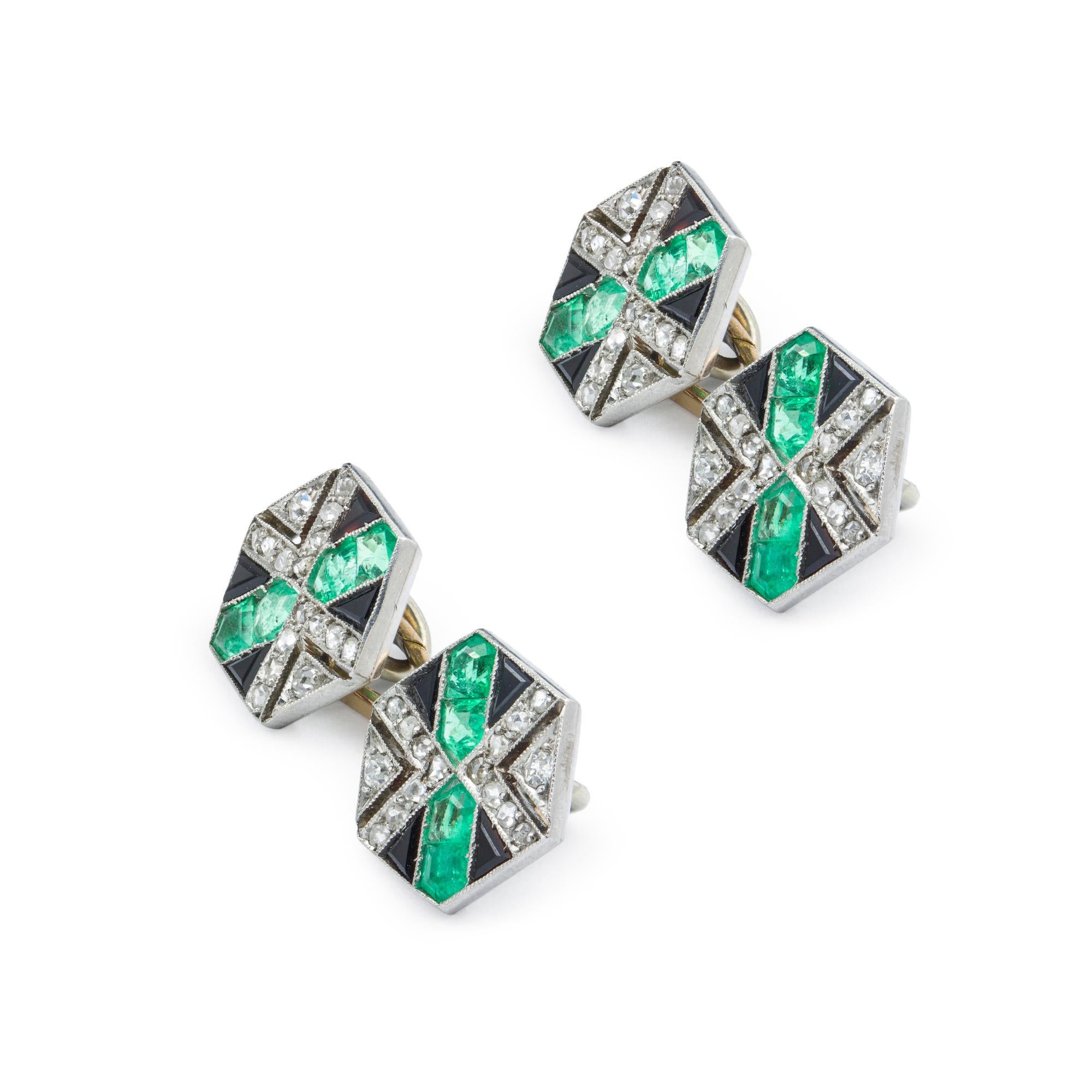 Ein Paar Manschettenknöpfe mit Smaragden, Diamanten und Onyxen im Art-Deco-Stil, jede achteckige Fläche ist in der Mitte mit einer Reihe von vier Smaragden besetzt, deren Gesamtgewicht für das Paar auf 1,60 Karat geschätzt wird, umgeben von