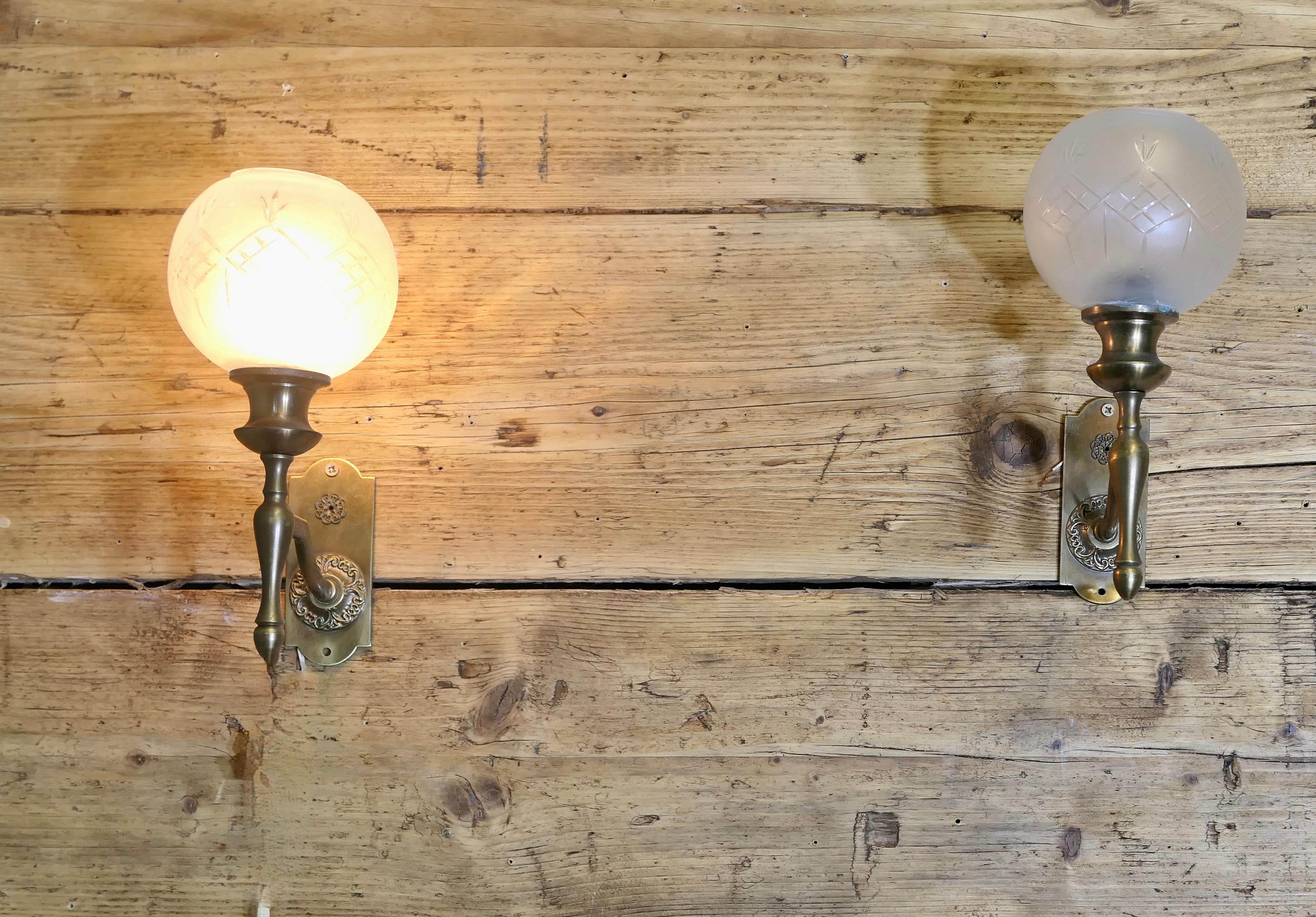 Ein Paar Art Deco Globe Wandleuchten aus geätztem Glas

Ein schönes Paar Art Deco Wandleuchten mit geätzter Kristallkugel  Schattierungen
Die Messingrahmen müssen noch an die Wand geschraubt werden, sie sind verkabelt und funktionieren.

Die Lichter