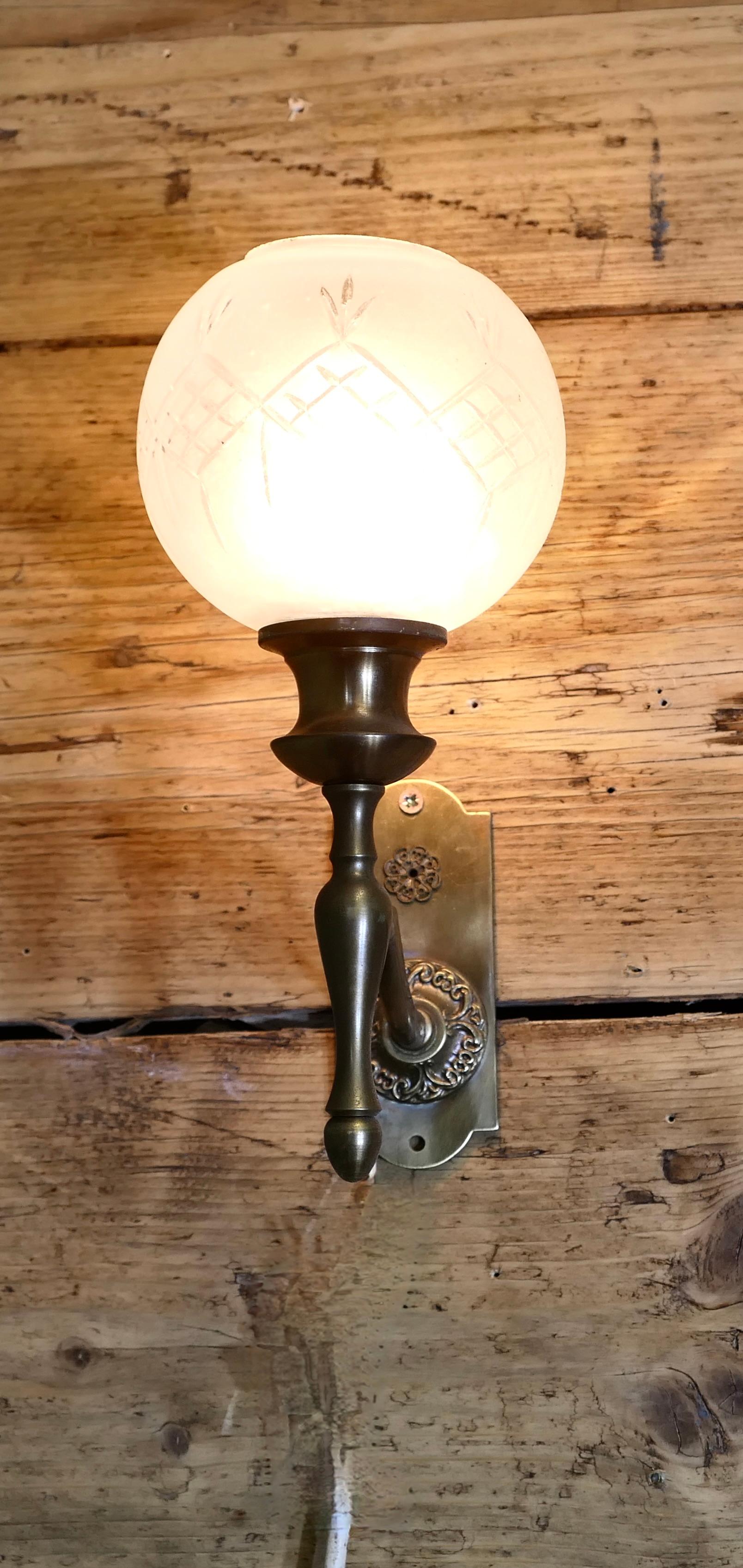 Ein Paar Art Deco Globe Wandleuchten aus geätztem Glas (Art déco) im Angebot