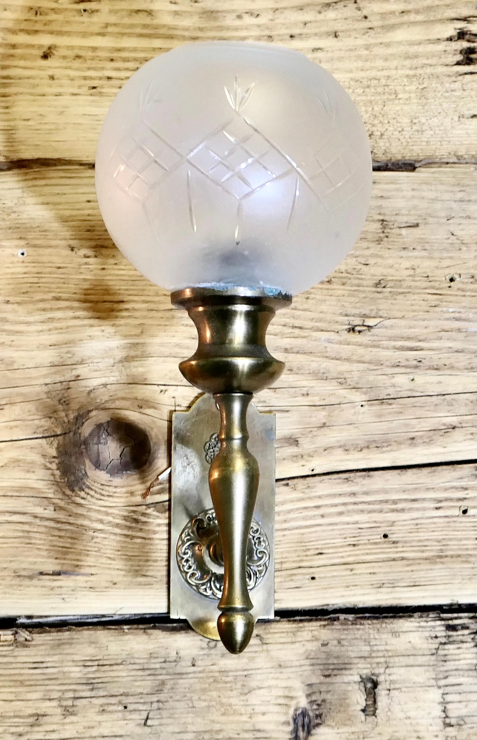 Ein Paar Art Deco Globe Wandleuchten aus geätztem Glas im Zustand „Gut“ im Angebot in Godshill, Isle of Wight