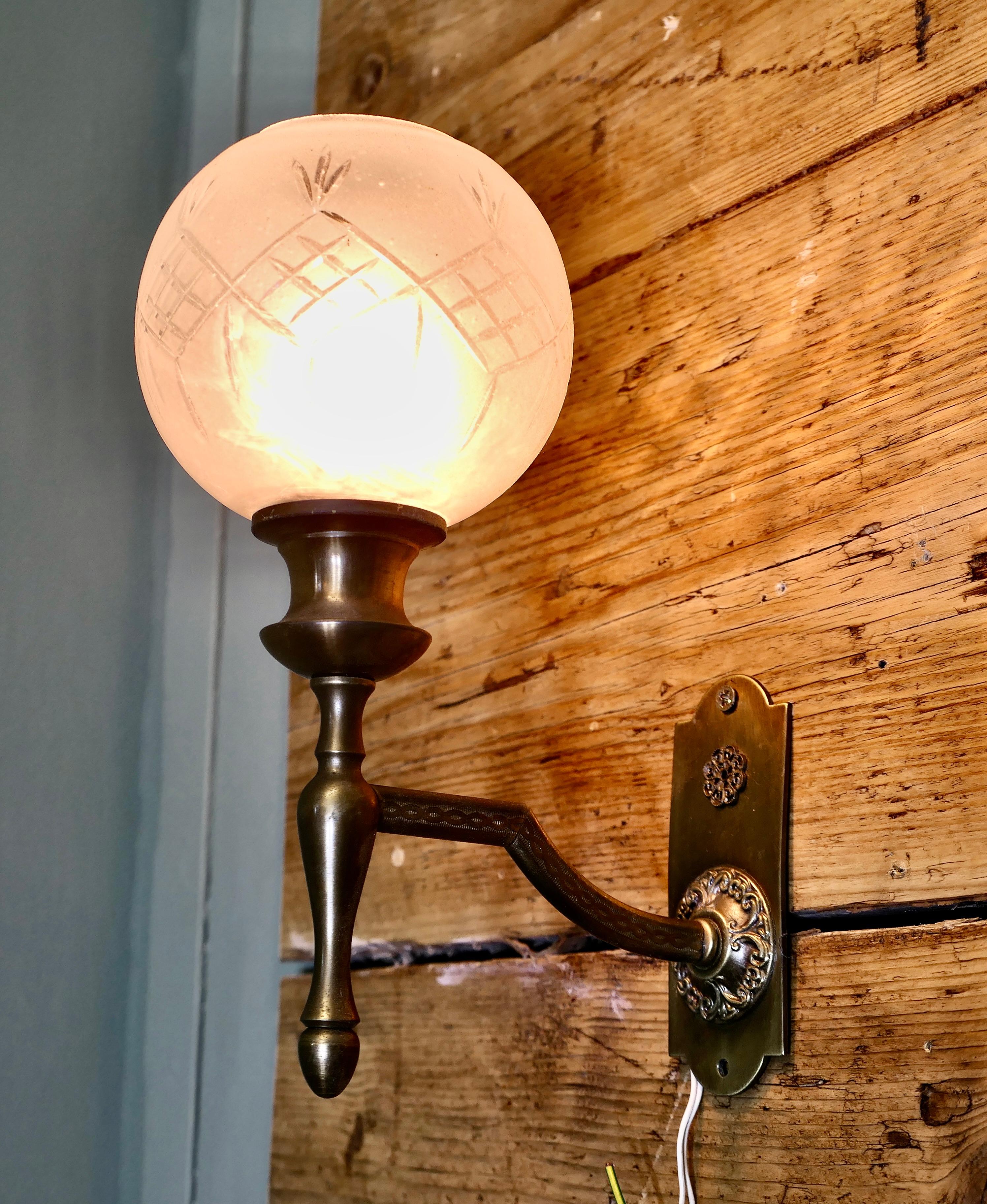 Ein Paar Art Deco Globe Wandleuchten aus geätztem Glas (Frühes 20. Jahrhundert) im Angebot