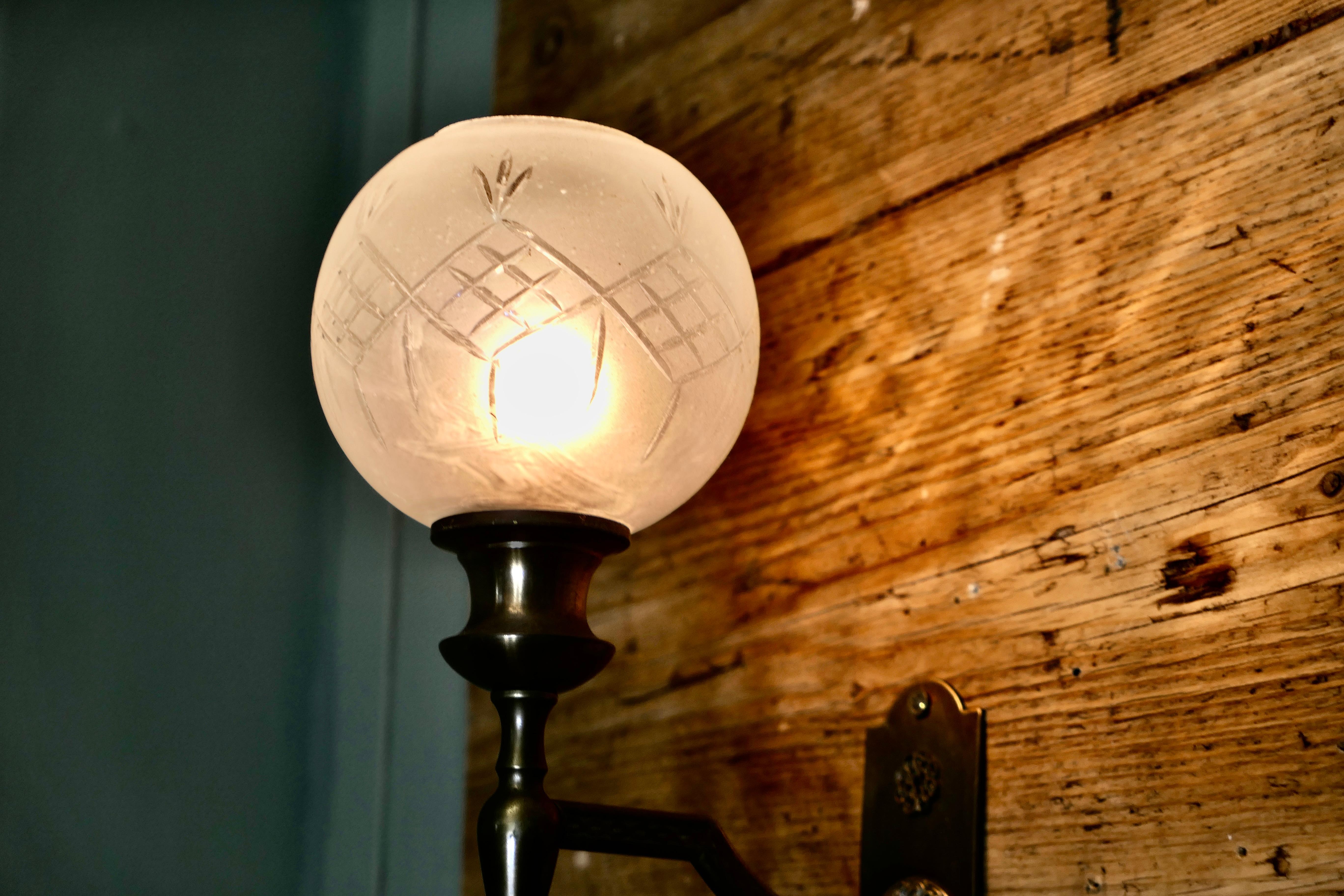 Ein Paar Art Deco Globe Wandleuchten aus geätztem Glas (Kristall) im Angebot