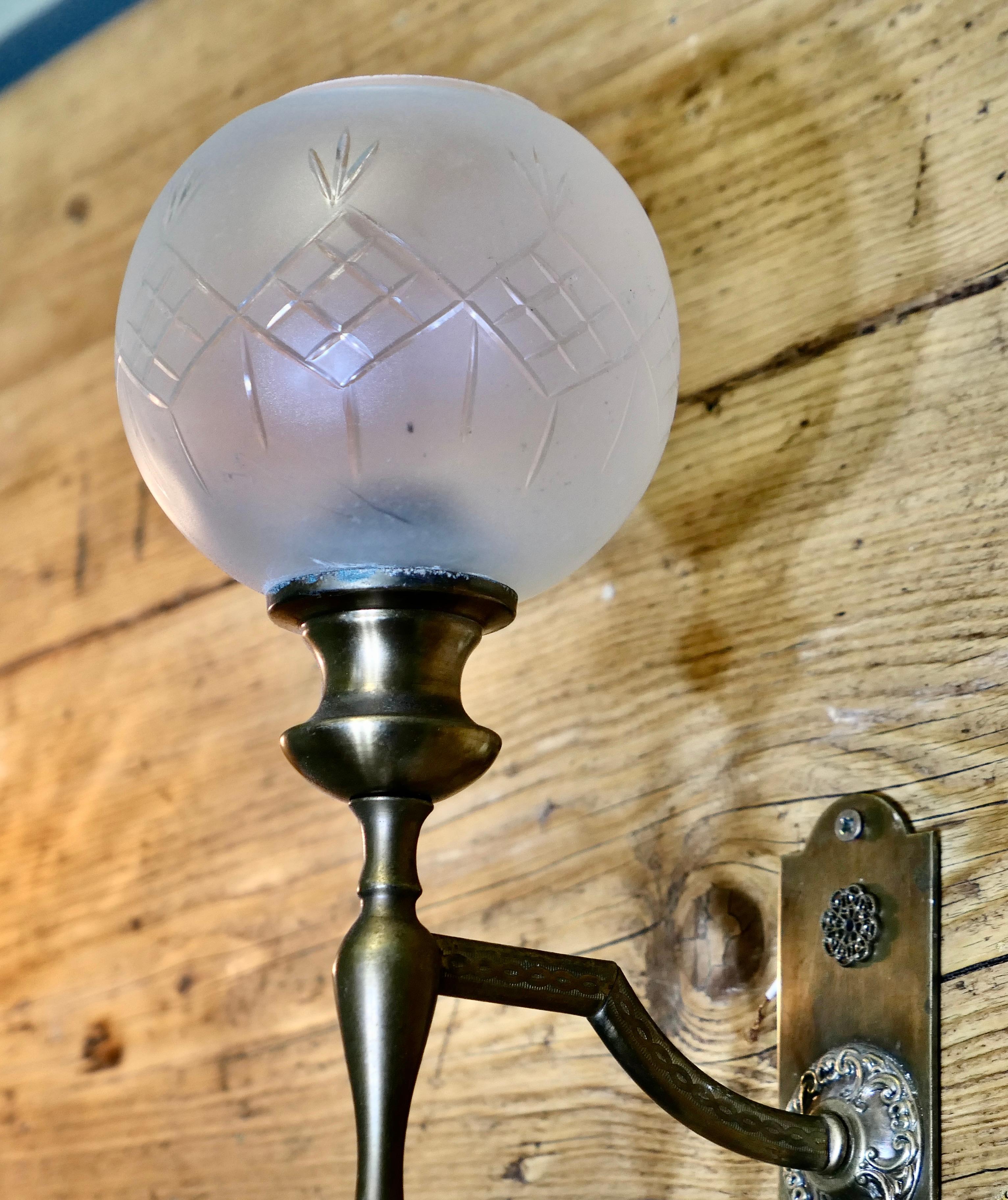 Ein Paar Art Deco Globe Wandleuchten aus geätztem Glas im Angebot 1