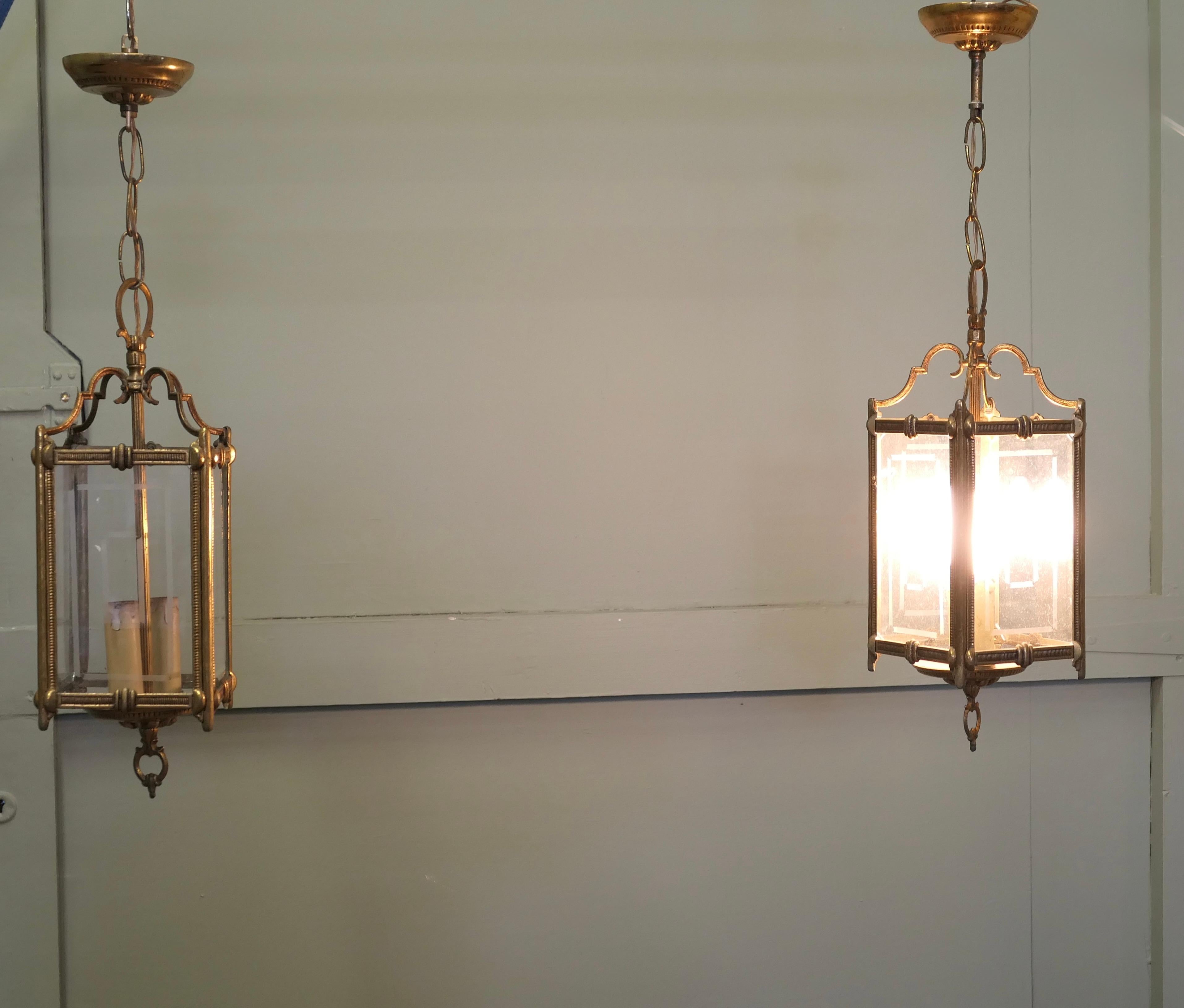 Ein Paar französische Hängelaternen im Art déco-Stil

Dies ist ein schönes Paar von Flurleuchten, sie haben 4 flache Glasscheiben, von denen einige noch die ursprüngliche Ätzung haben
Die Laternen sind wirklich hell, da sie jeweils eine Doppelkerze