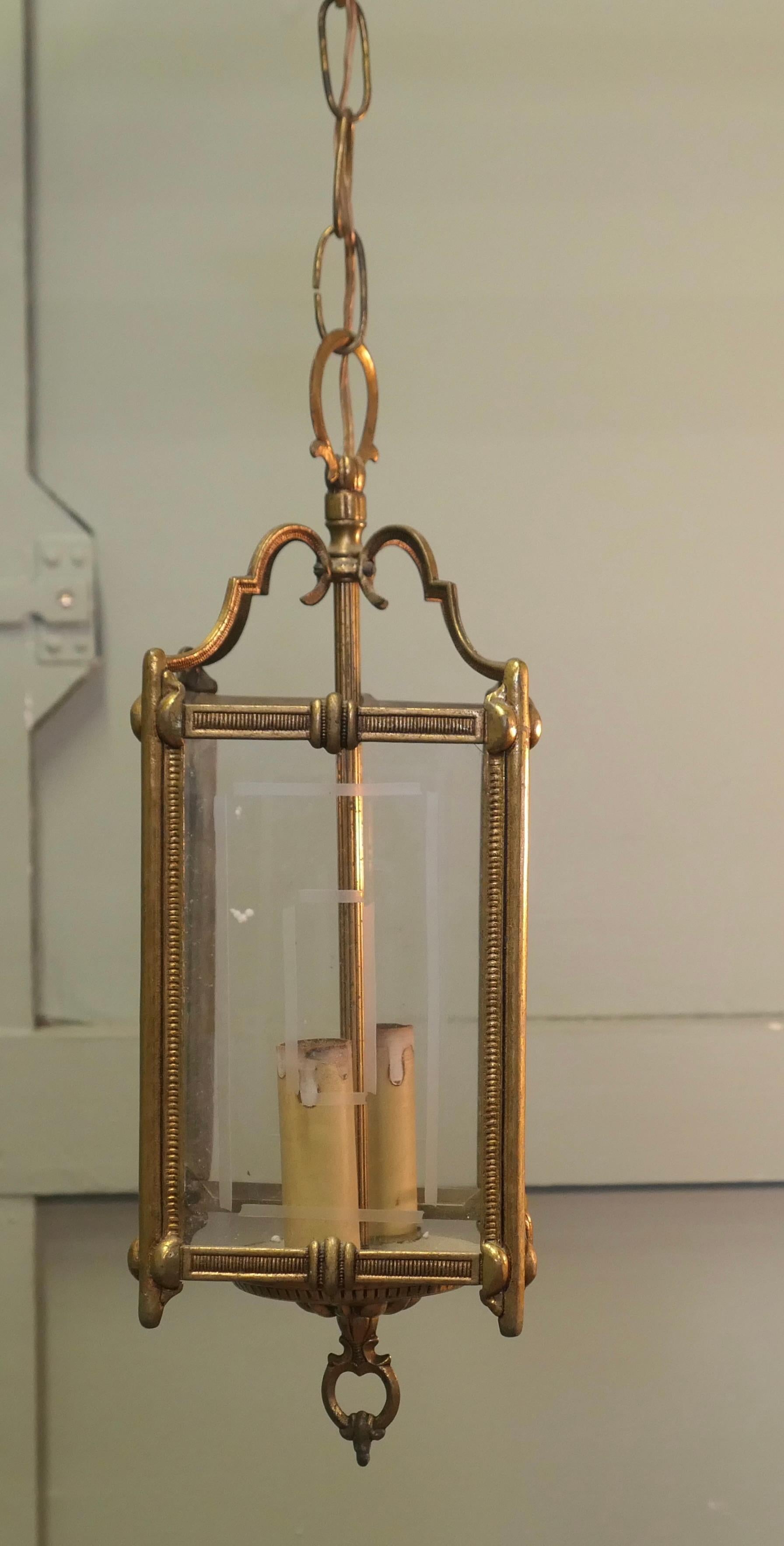 Ein Paar französische Hängelaternen im Art déco-Stil  Dies ist ein hübsches Paar Flurleuchten im Zustand „Gut“ im Angebot in Godshill, Isle of Wight