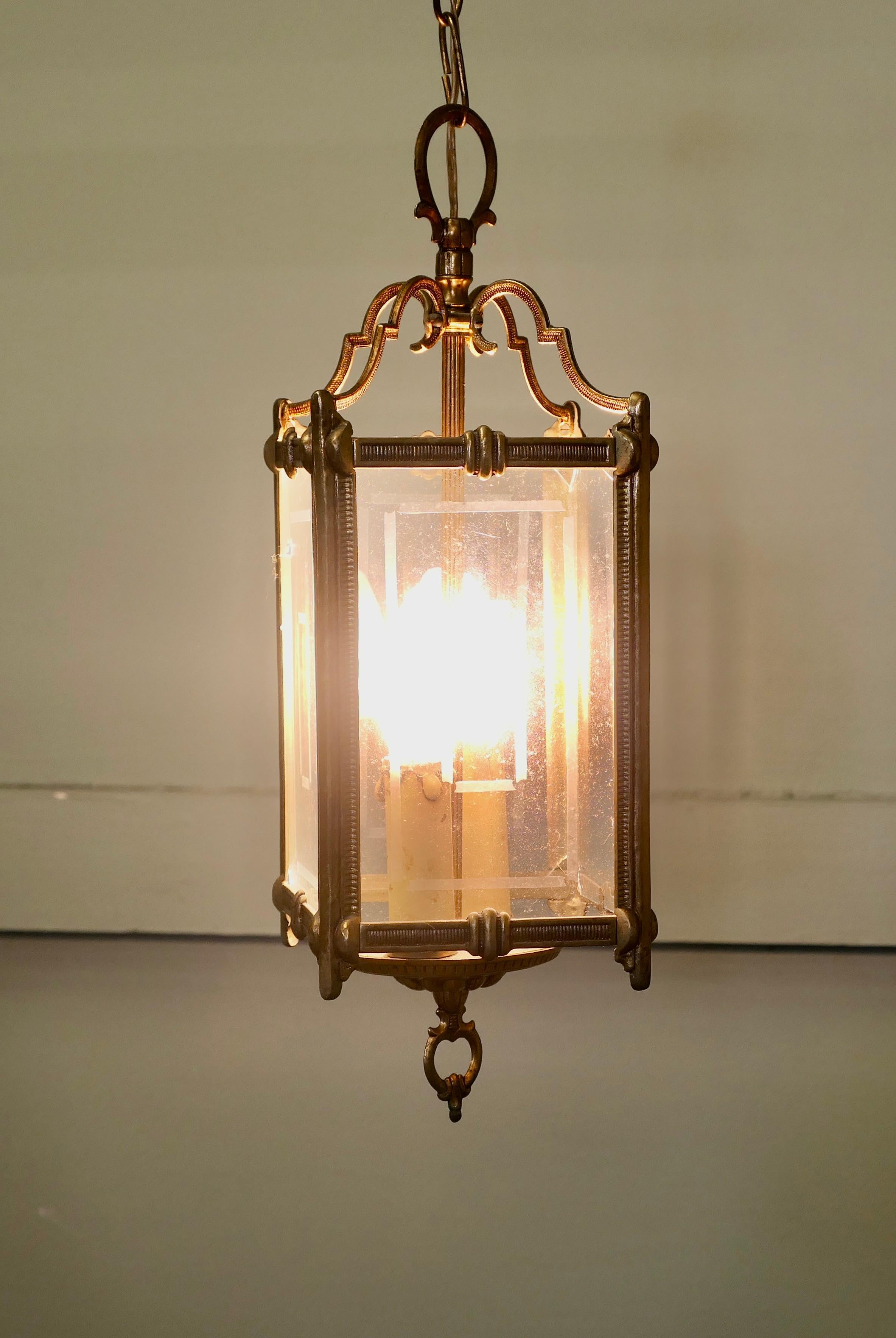 Ein Paar französische Hängelaternen im Art déco-Stil  Dies ist ein hübsches Paar Flurleuchten (Messing) im Angebot