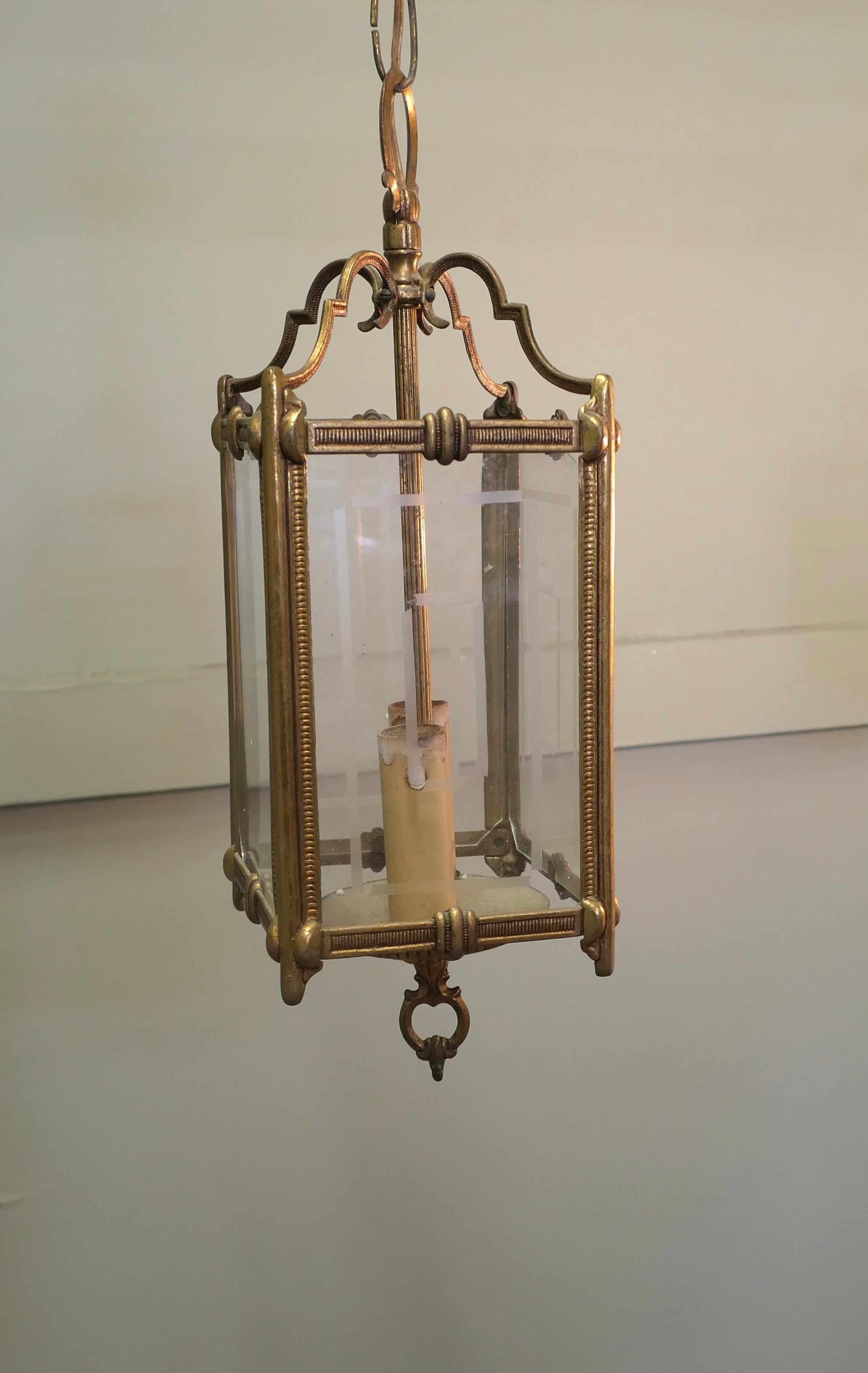 Ein Paar französische Hängelaternen im Art déco-Stil  Dies ist ein hübsches Paar Flurleuchten im Angebot 1
