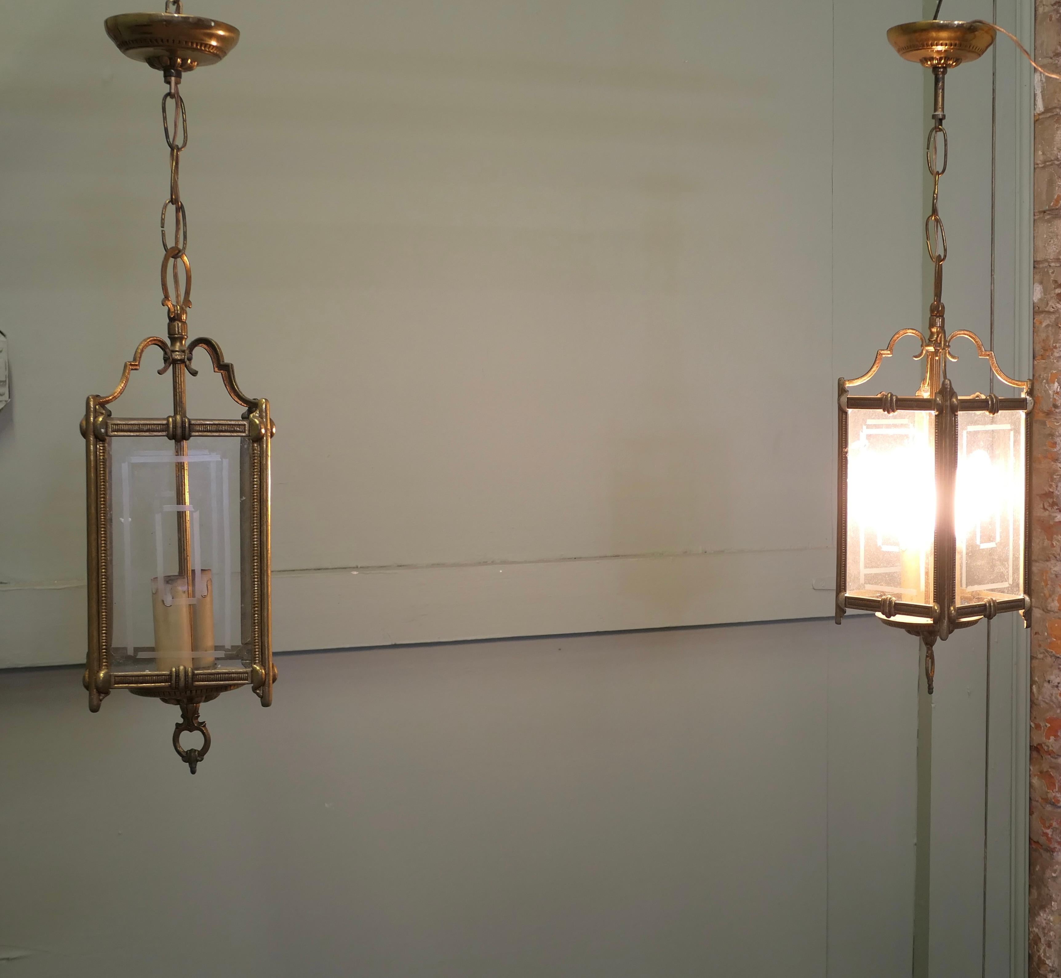 Ein Paar französische Hängelaternen im Art déco-Stil  Dies ist ein hübsches Paar Flurleuchten im Angebot 2