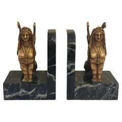 Paar Art-Déco-Buchstützen aus vergoldeter Bronze und Marmorsockel mit Sphinxen
