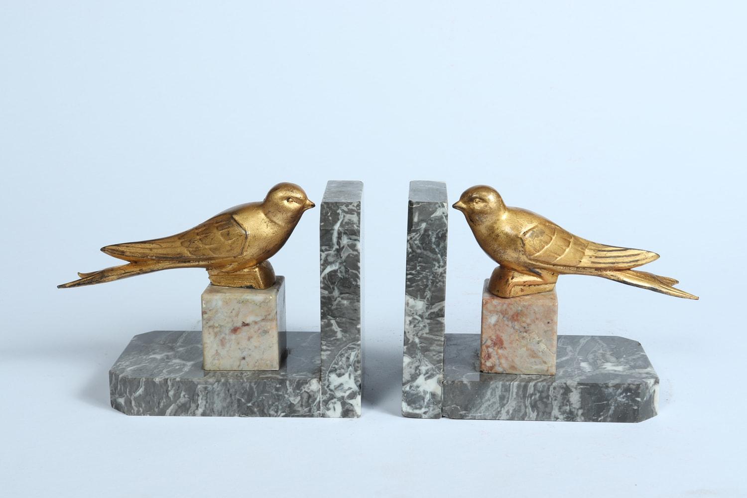 A pair of Art Deco gilt metal birds and marble bookends

A pair of 1930 French gilded metal with marble base bookends in very good condition with age related wear

Age: 1930

Style: Art Deco

Material: Gilt metal and marble

Origin :