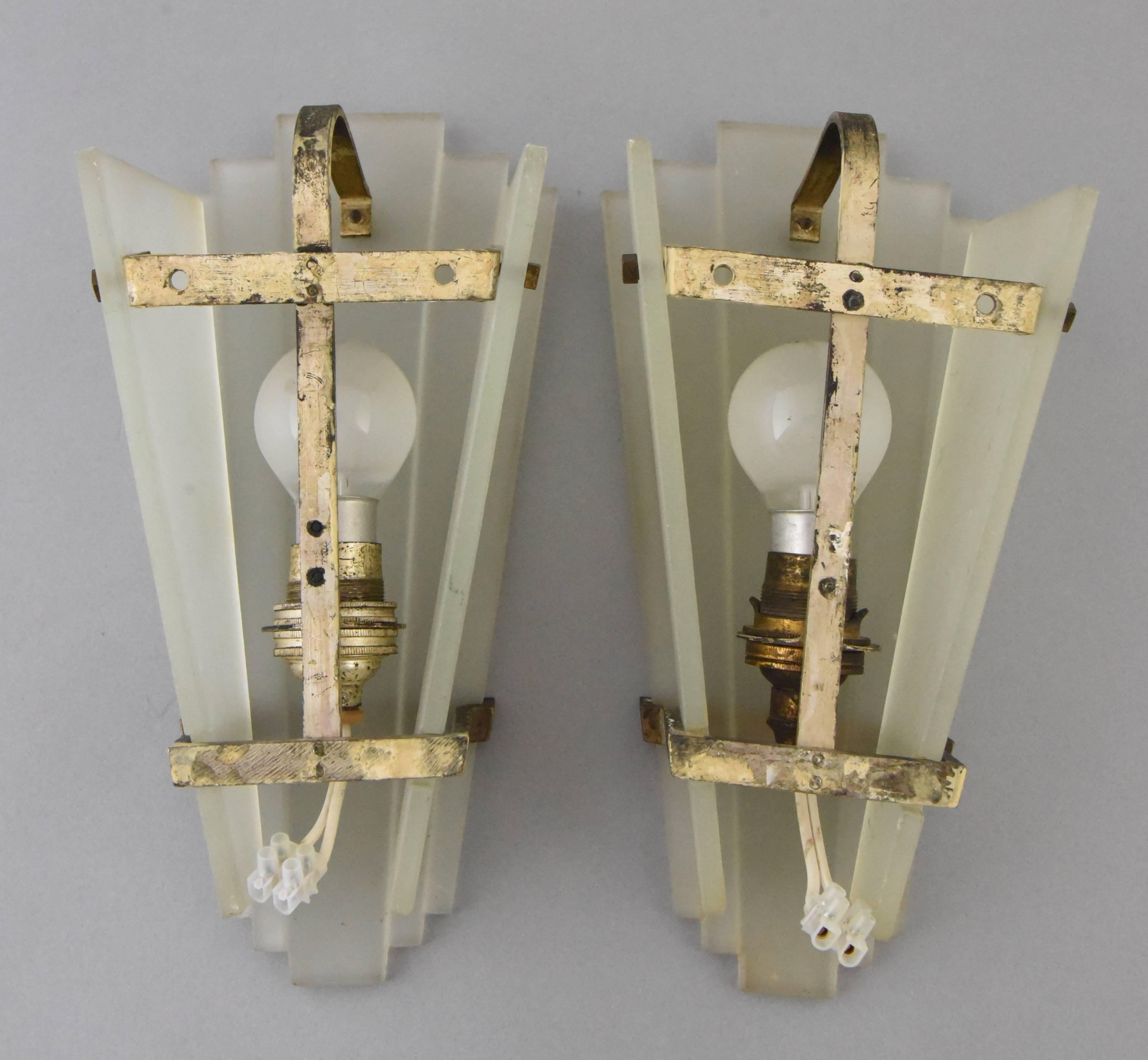 Pair of Art Deco Glass and Bronze Wall Lights or Sconces, France, 1920 5