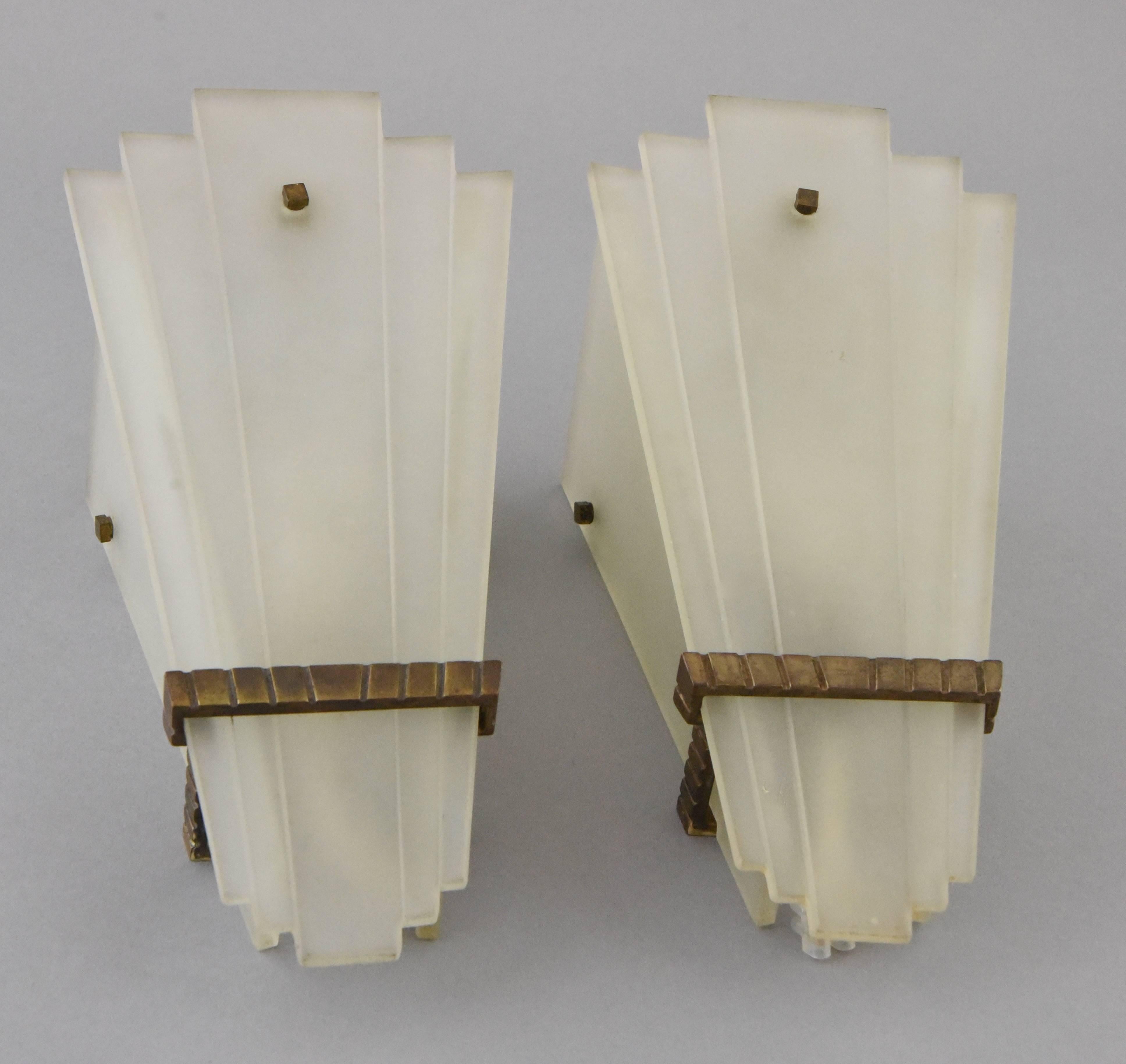 Pair of Art Deco Glass and Bronze Wall Lights or Sconces, France, 1920 3