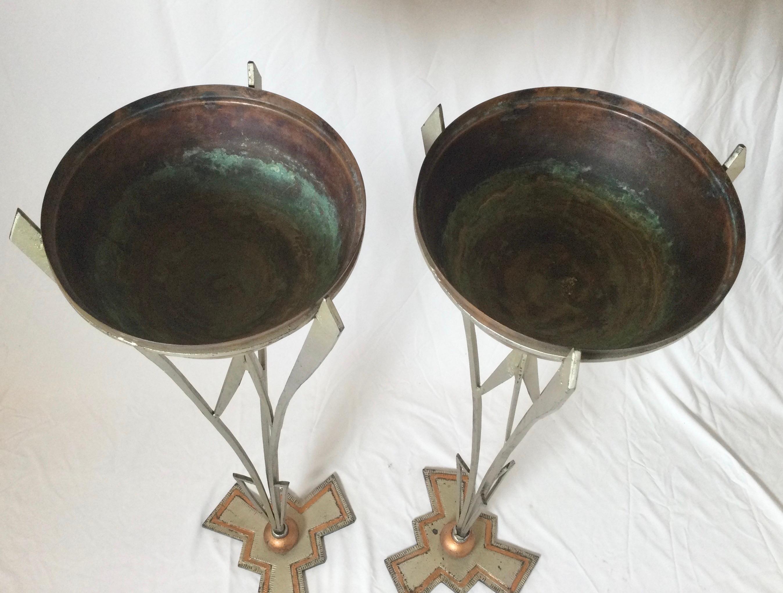 Paar Art-Déco-Pflanzgefäße aus Eisen und Kupfer, Warren MacArthur zugeschrieben (Art déco) im Angebot