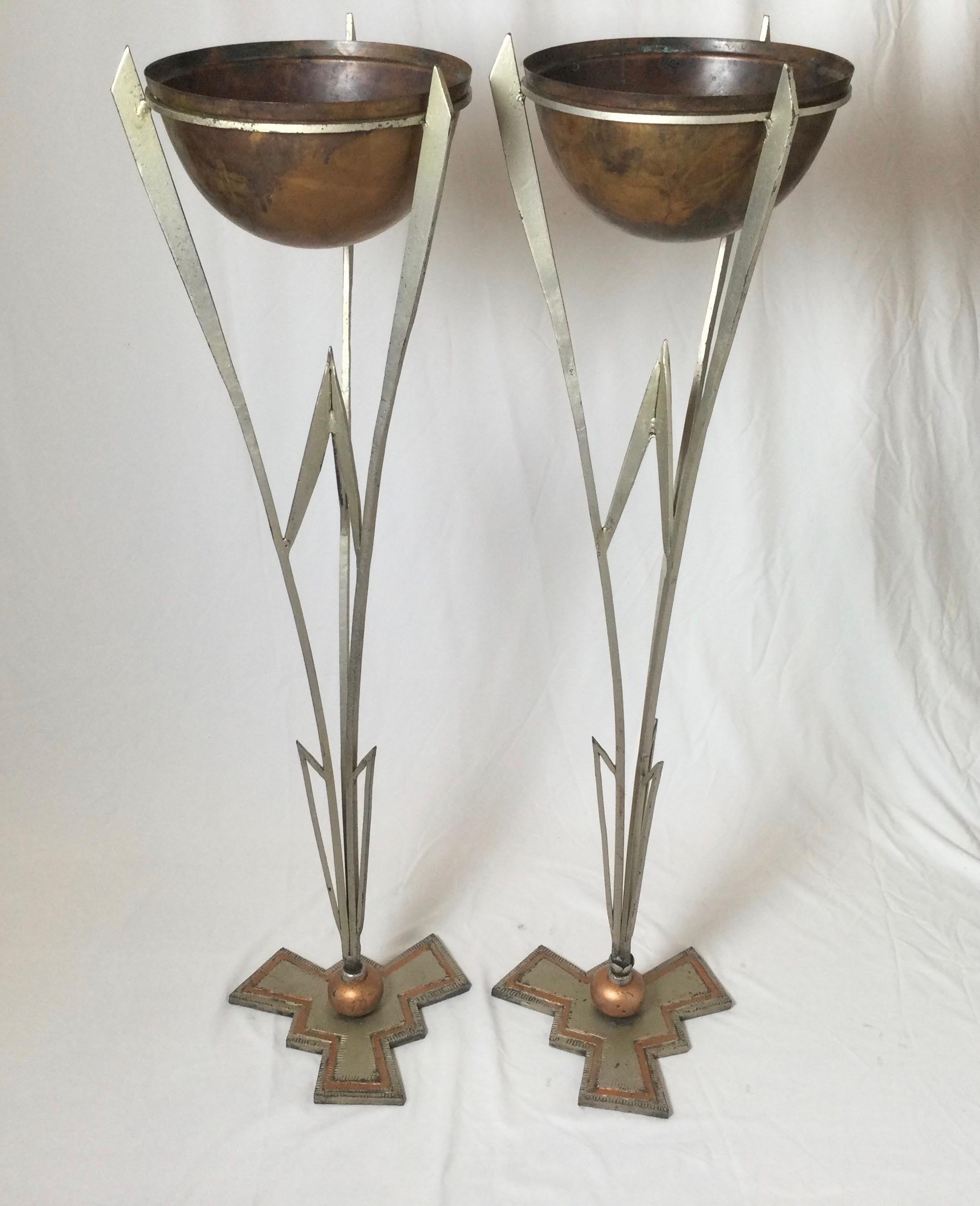 Pair of Art Deco Iron and Copper Plant Stands Attributed to Warren MacArthur In Good Condition For Sale In Lambertville, NJ