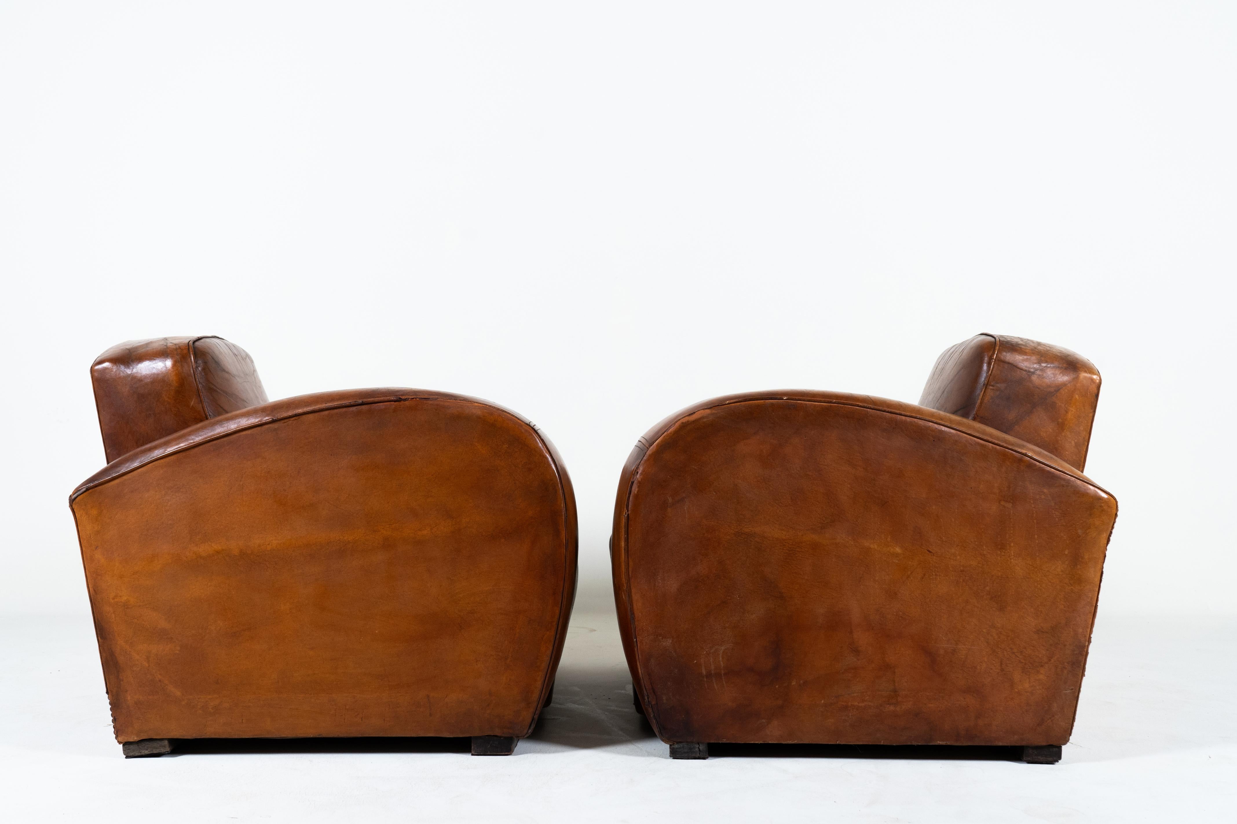 Art déco Paire de fauteuils club Art Déco en cuir, France vers 1930 en vente