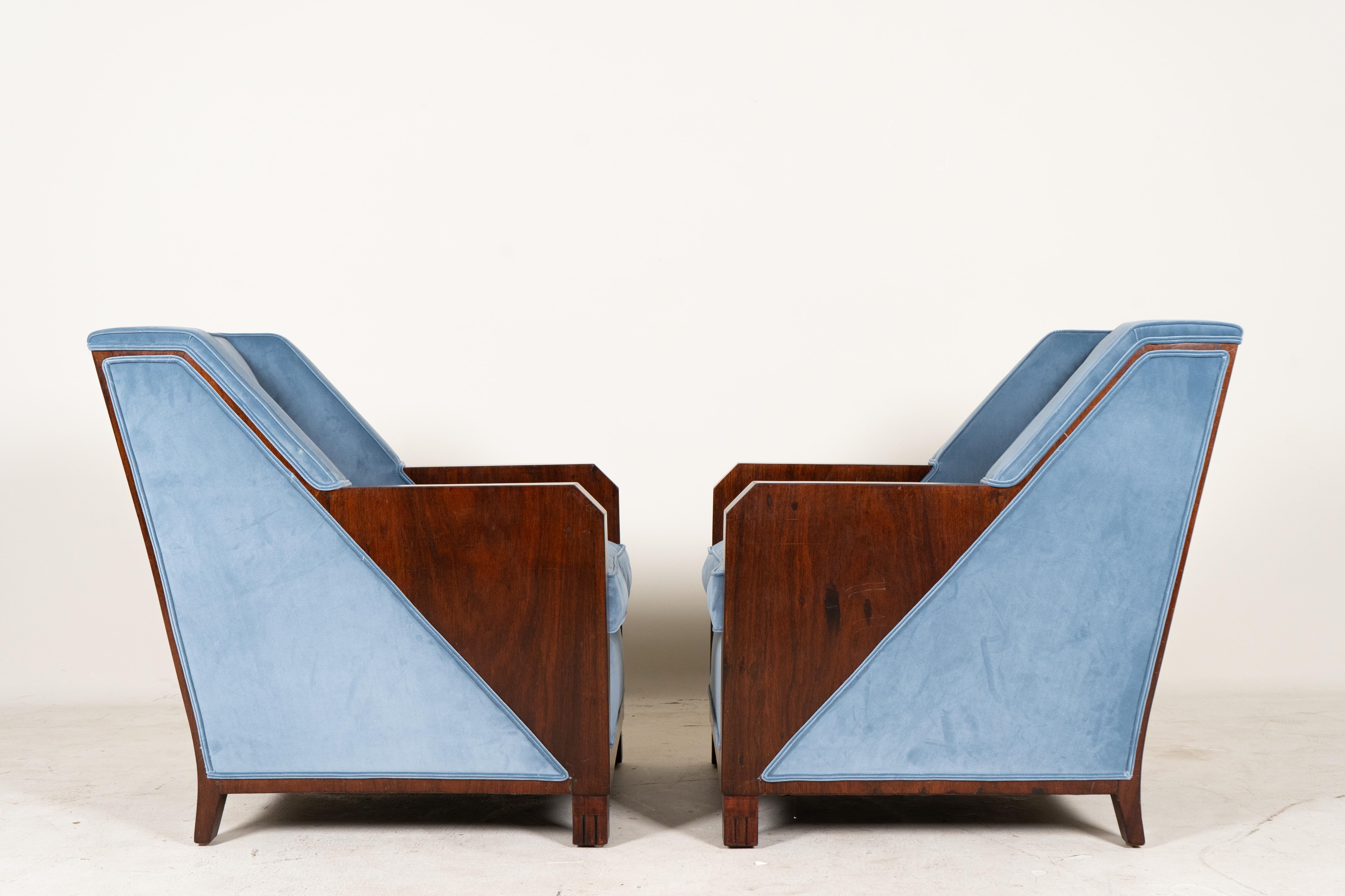 
Ces chaises d'Andre Domin et de Marcel Genevriere pour la Maison Dominique sont d'excellents exemples du design du milieu du siècle, datant de la fin des années 1940. Leurs lignes épurées et leur savoir-faire sophistiqué incarnent l'esthétique de