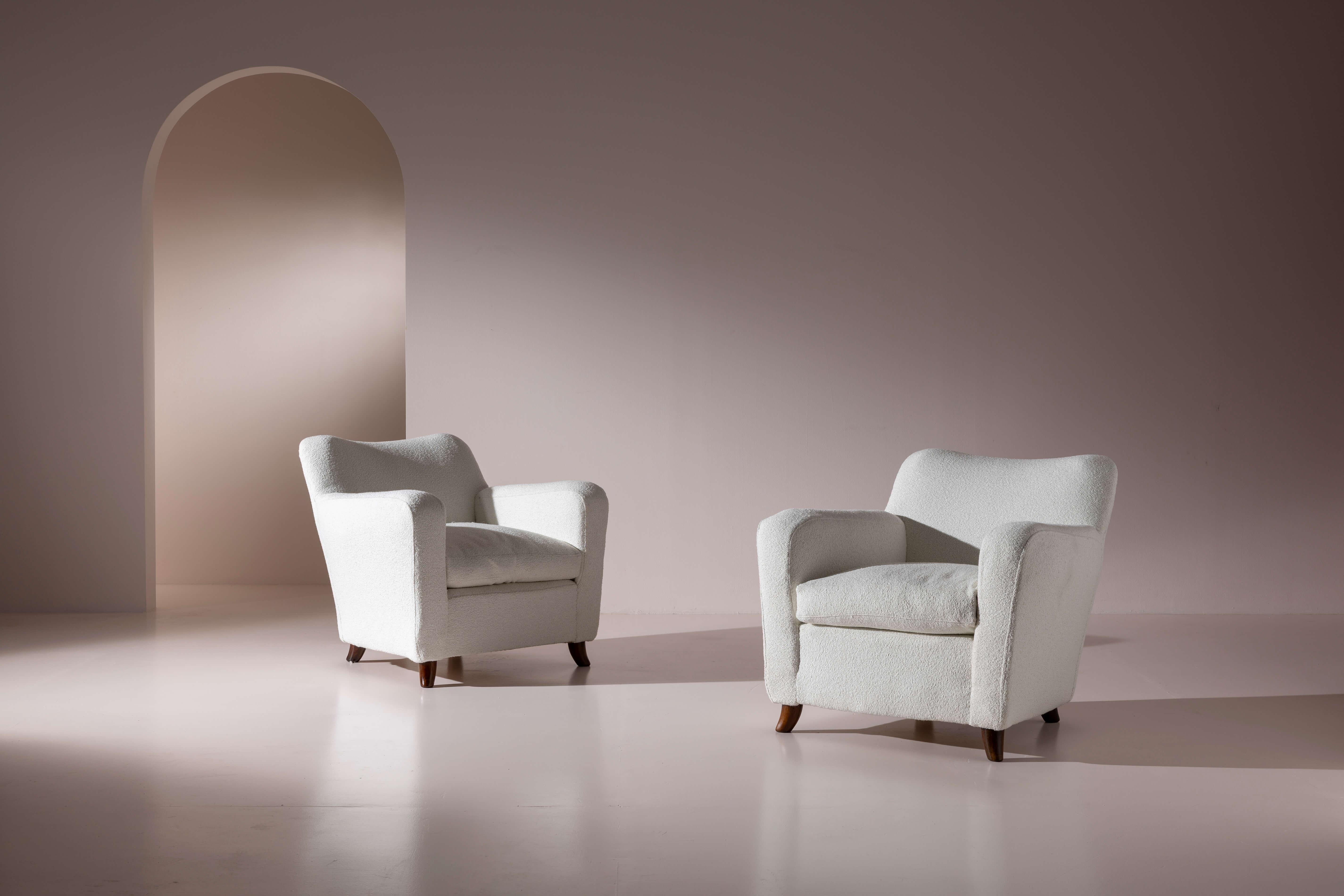 Magnifique paire de fauteuils Art déco en bois et tissu, dans le style de Guglielmo Ulrich, fabrication italienne, années 1940.

Dans les salons confortables des années 1940, la tradition italienne du Rationalisme et de l'Art Déco européen a fait